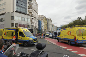 Varias ambulancias en las inmediaciones de la calle Juana de Vega de A Coruña, donde ha tenido lugar un atropello múltiple con al menos cuatro personas heridas. EFE/ Moncho Fuentes/
