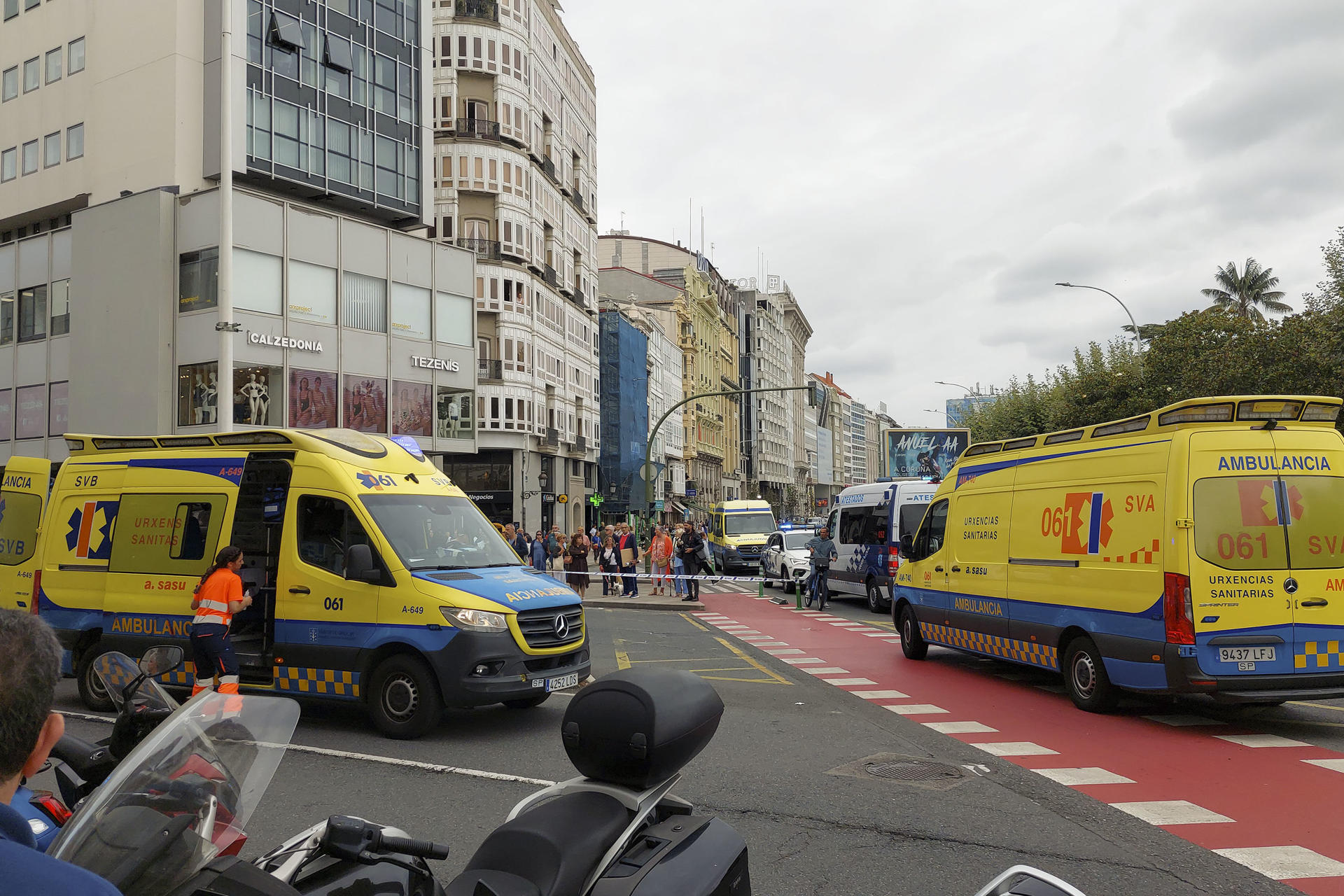 Varias ambulancias en las inmediaciones de la calle Juana de Vega de A Coruña, donde ha tenido lugar un atropello múltiple con al menos cuatro personas heridas. EFE/ Moncho Fuentes/