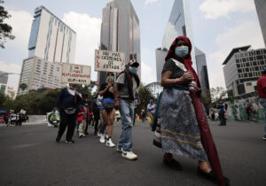 Personas participan en una manifestación en el Día Internacional de las Desapariciones Forzadas este sábado, en Ciudad de México (México). EFE/José Méndez