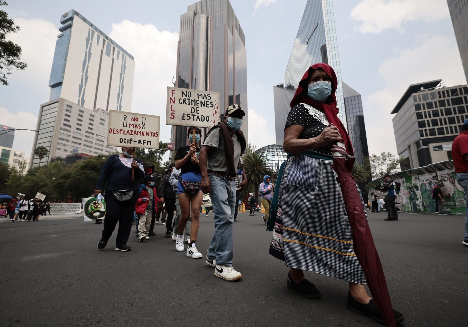 Personas participan en una manifestación en el Día Internacional de las Desapariciones Forzadas este sábado, en Ciudad de México (México). EFE/José Méndez
