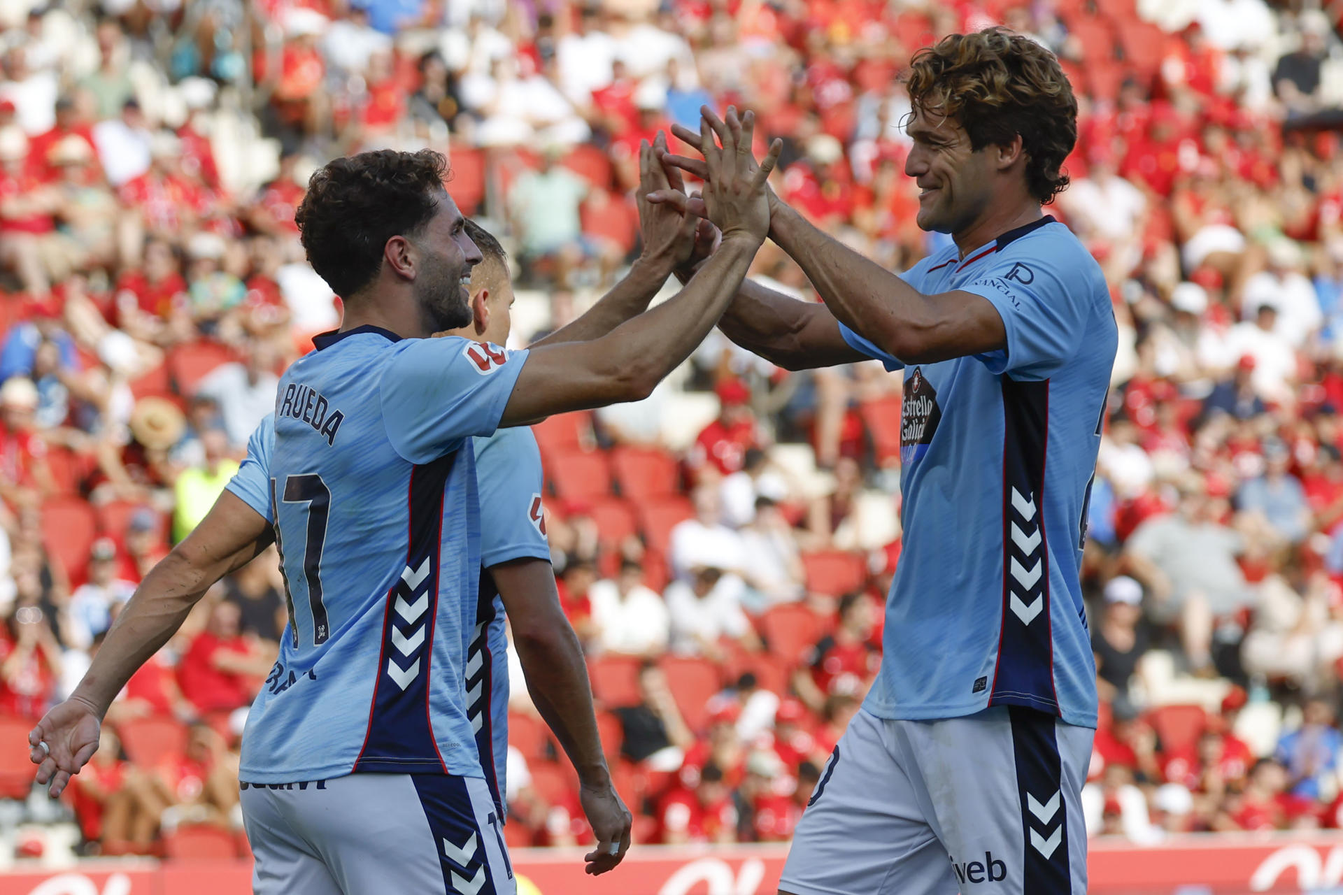 El centrocampista del Celta de Vigo Javi Rueda (i) celebra el primer gol de su equipo durante el encuentro correspondiente a la segunda jornada de LaLiga EA Sports que RCD Mallorca y Celta de Vigo disputan este sábado en el estadio Son Moix. EFE/ Cati Cladera