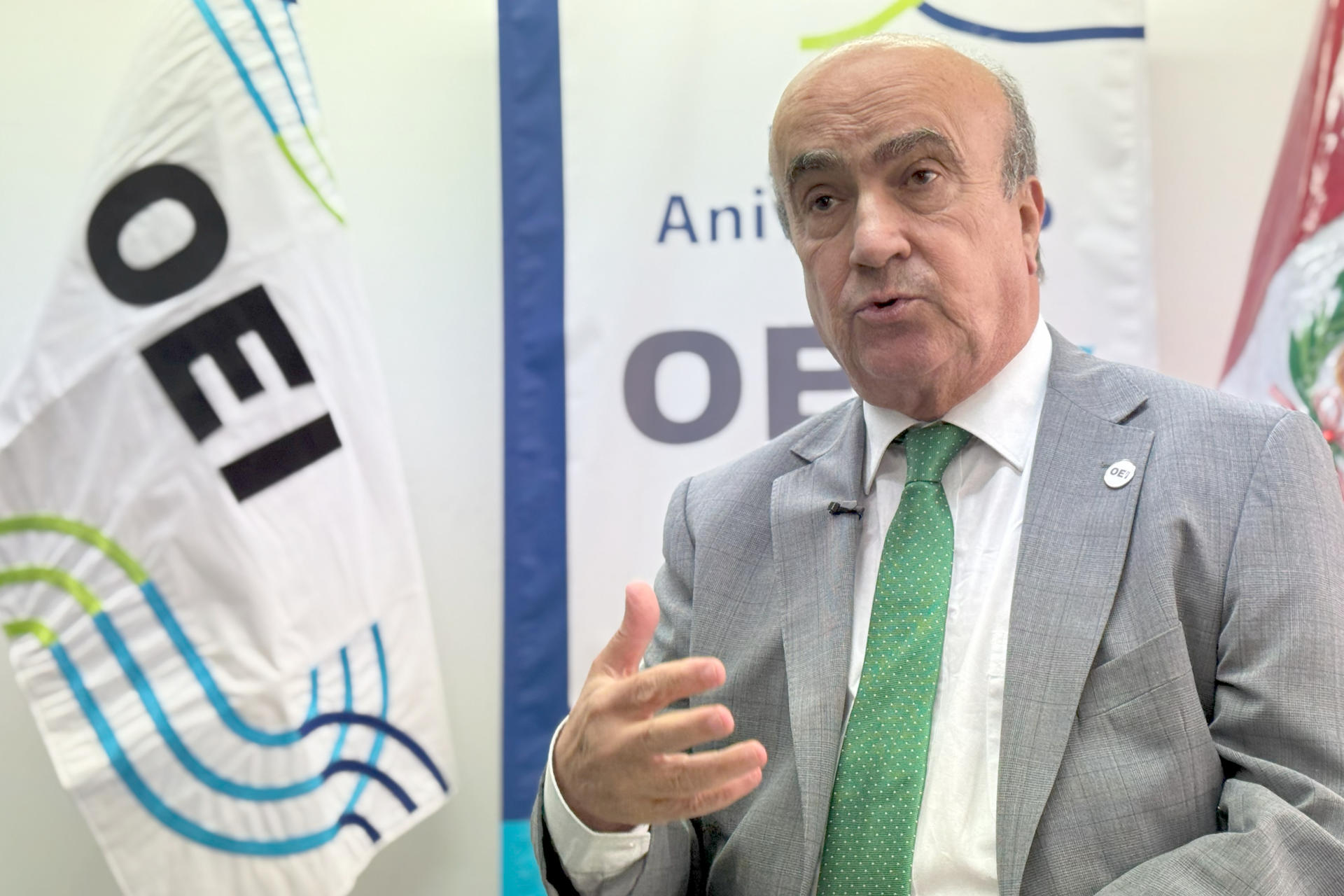 El secretario general de la Organización de Estados Iberoamericanos (OEI), Mariano Jabonero, habla durante una entrevista con EFE este martes, en Lima (Perú). EFE/ Mikhail Huacán