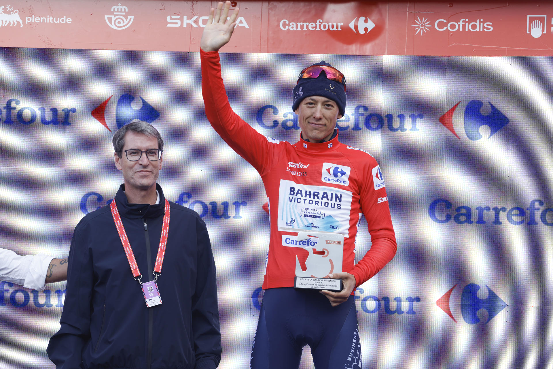 El ciclista noruego Torstein Traeen en el podio como líder de la clasificación general tras la novena etapa de La Vuelta a España, de 195 kilómetros entre Alfaro y la estación de esquí de Valdezcaray, este domingo. EFE/ Javier Lizón