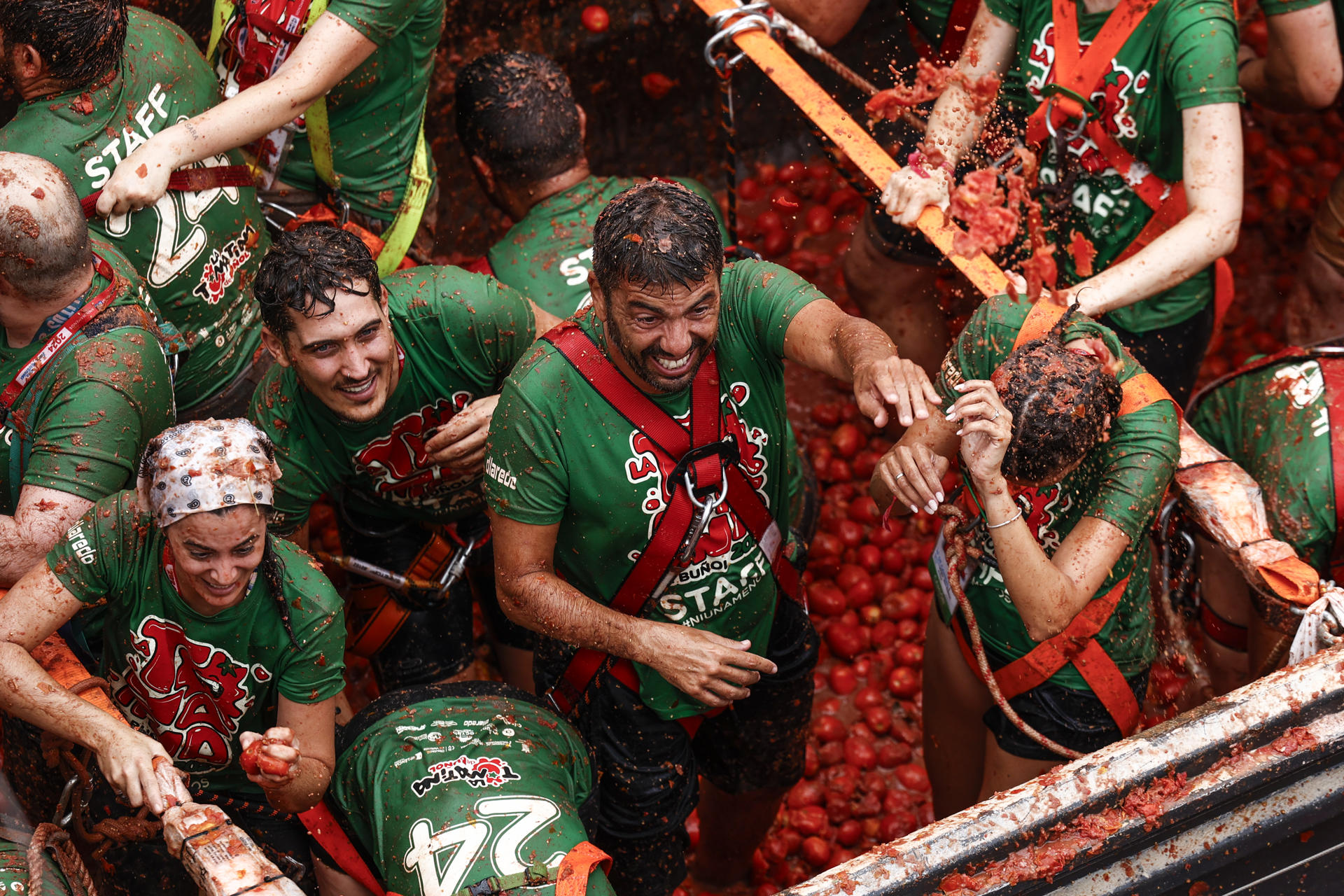 La localidad valenciana de Buñol celebra su mundialmente conocida Tomatina, una tradicional "batalla campal" a tomatazo limpio. EFE/Biel Aliño