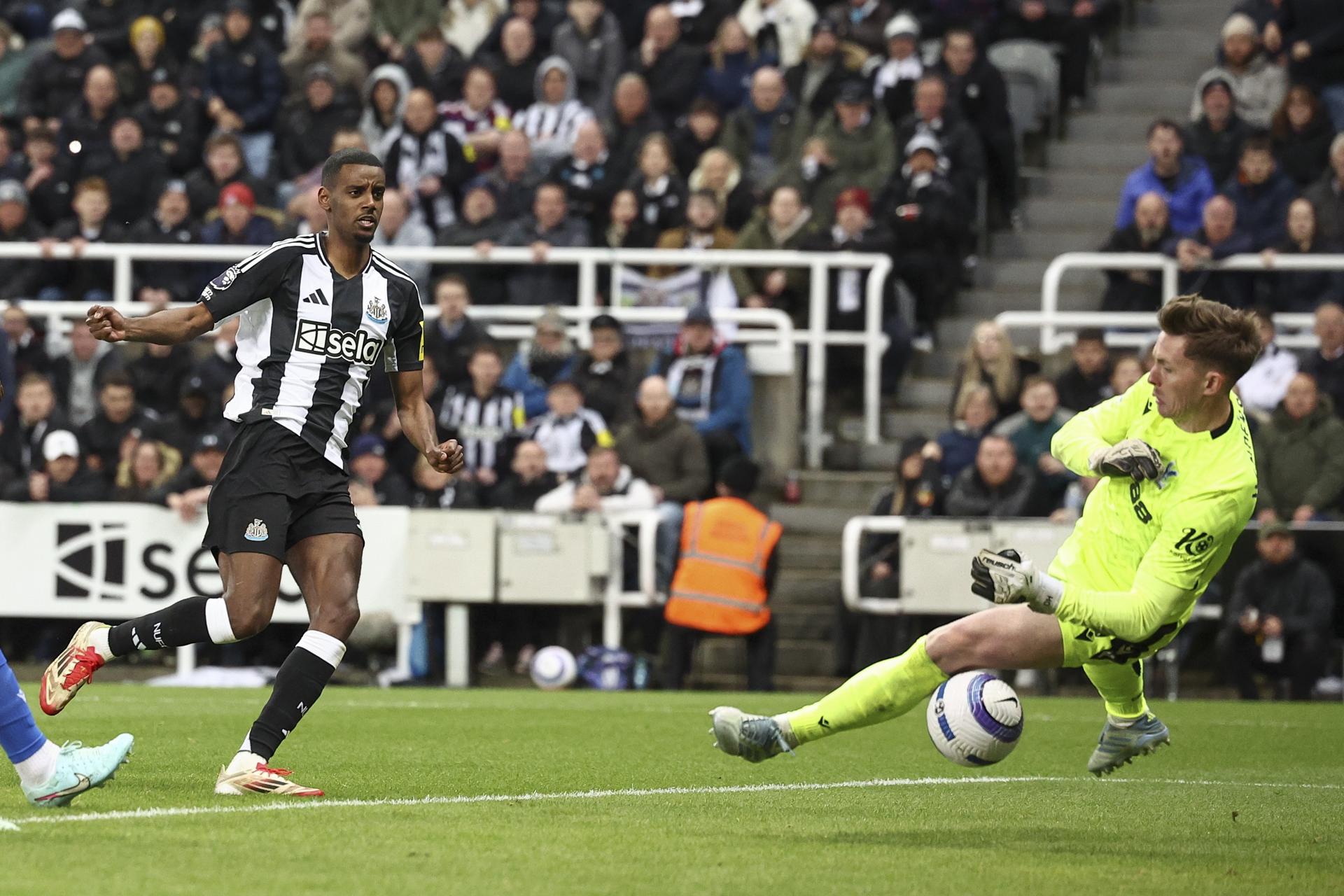 Alexander Isak, del Newcastle United (izquierda), y el portero Dean Henderson, del Crystal Palace, en acción durante el partido de fútbol de la Premier League inglesa entre el Newcastle United y el Crystal Palace, en Newcastle, Gran Bretaña, el 16 de abril de 2025.  ADAM VAUGHAN/EFE/EPA
