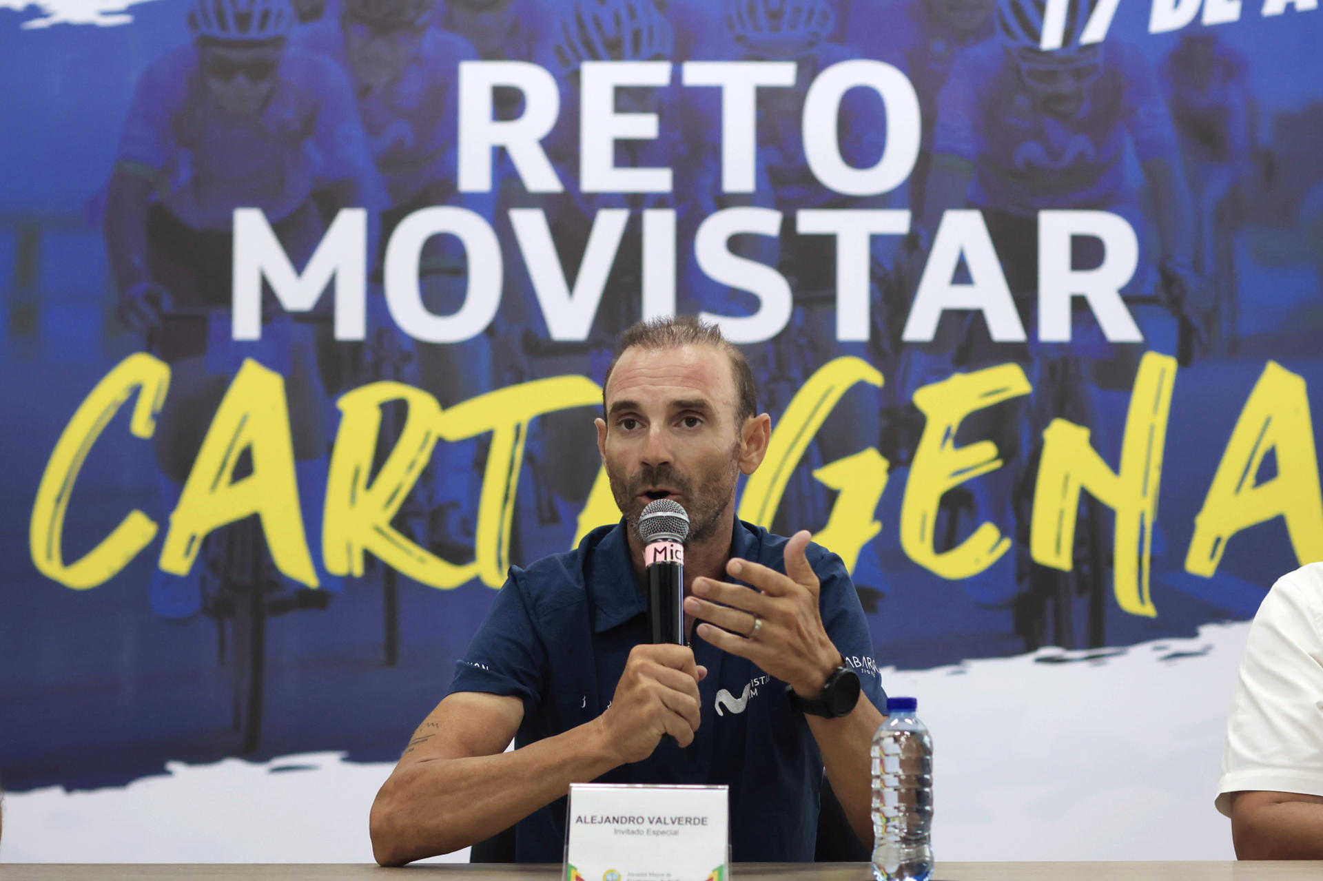 El exciclista español Alejandro Valverde habla durante una rueda de prensa este viernes, en Cartagena (Colombia).  EFE/ Ricardo Maldonado Rozo

