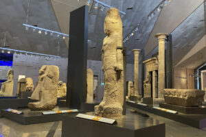 Egipto abrirá en noviembre el Gran Museo Egipcio (GEM) en El Cairo, donde se exhibirán 14.000 nuevas piezas trasladadas al museo de "la cuarta pirámide".
EFE/ Raúl Martín Lorenzo