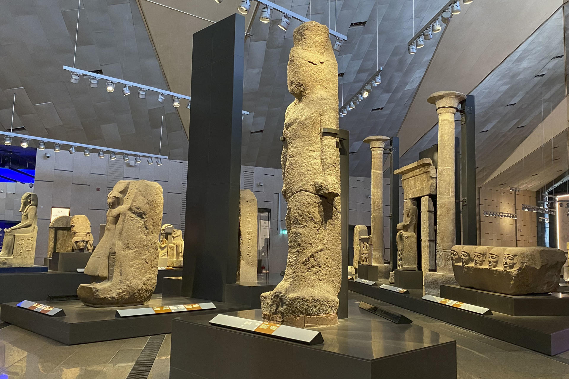 Egipto abrirá en noviembre el Gran Museo Egipcio (GEM) en El Cairo, donde se exhibirán 14.000 nuevas piezas trasladadas al museo de "la cuarta pirámide".
EFE/ Raúl Martín Lorenzo