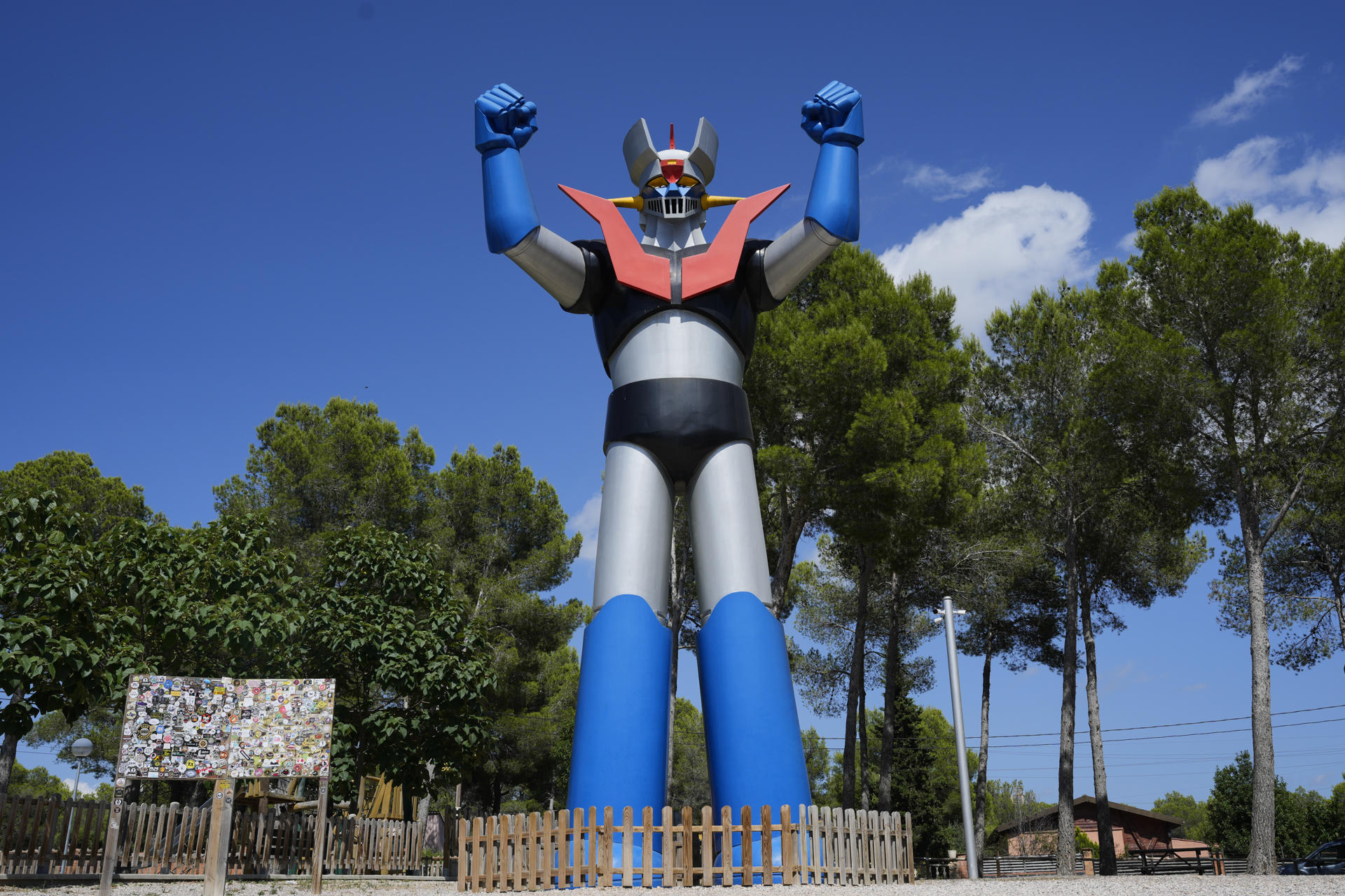 Cataluña es 'tierra de gigantes', y no solo por la tradición de crear figuras de reyes y reinas u otros personajes populares que salen a las calles para ambientar fiestas mayores y otras celebraciones, sino porque en toda su geografía han surgido en los últimos años representaciones escultóricas colosales que parecen vigilar el territorio desde las alturas, como la escultura del personaje manga Mazinger Z instalada en la urbanización de Mas del Plata en la localidad de Cabra de Camp (Tarragona). EFE/ Alejandro García
