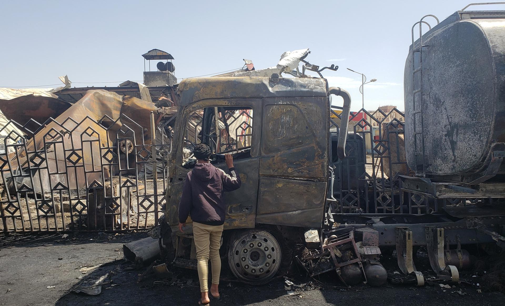 Una persona inspecciona una estación de gasolina destruida por los ataques aéreos israelíes de la víspera contra Saná, el 25 de agosto de 2025. EFE/EPA/YAHYA ARHAB