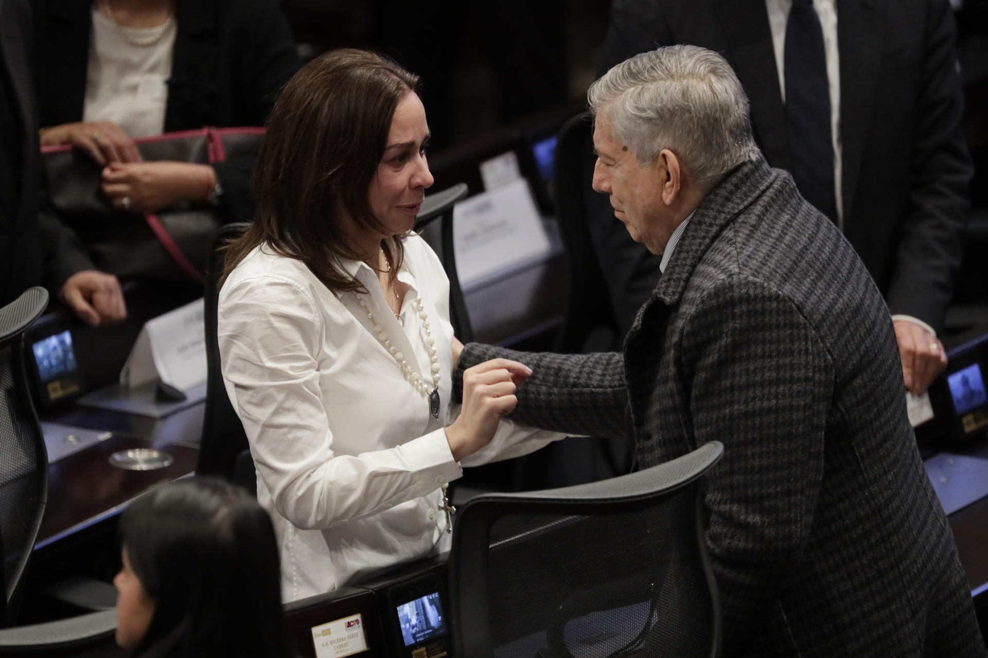 La esposa del fallecido senador y precandidato a la presidencia de Colombia Miguel Uribe Turbay, Claudia Tarazona (i), saluda al expresidente de Colombia César Gaviria este lunes, en el Salón Elíptico del Capitolio Nacional en Bogotá (Colombia). EFE/ Carlos Ortega