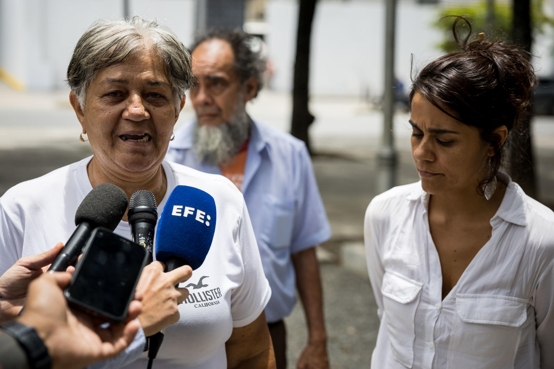 La madre de un preso político, Maria Mejias (i), habla con la prensa este miércoles, frente al Ministerio Público en Caracas (Venezuela). EFE/ Miguel Gutiérrez