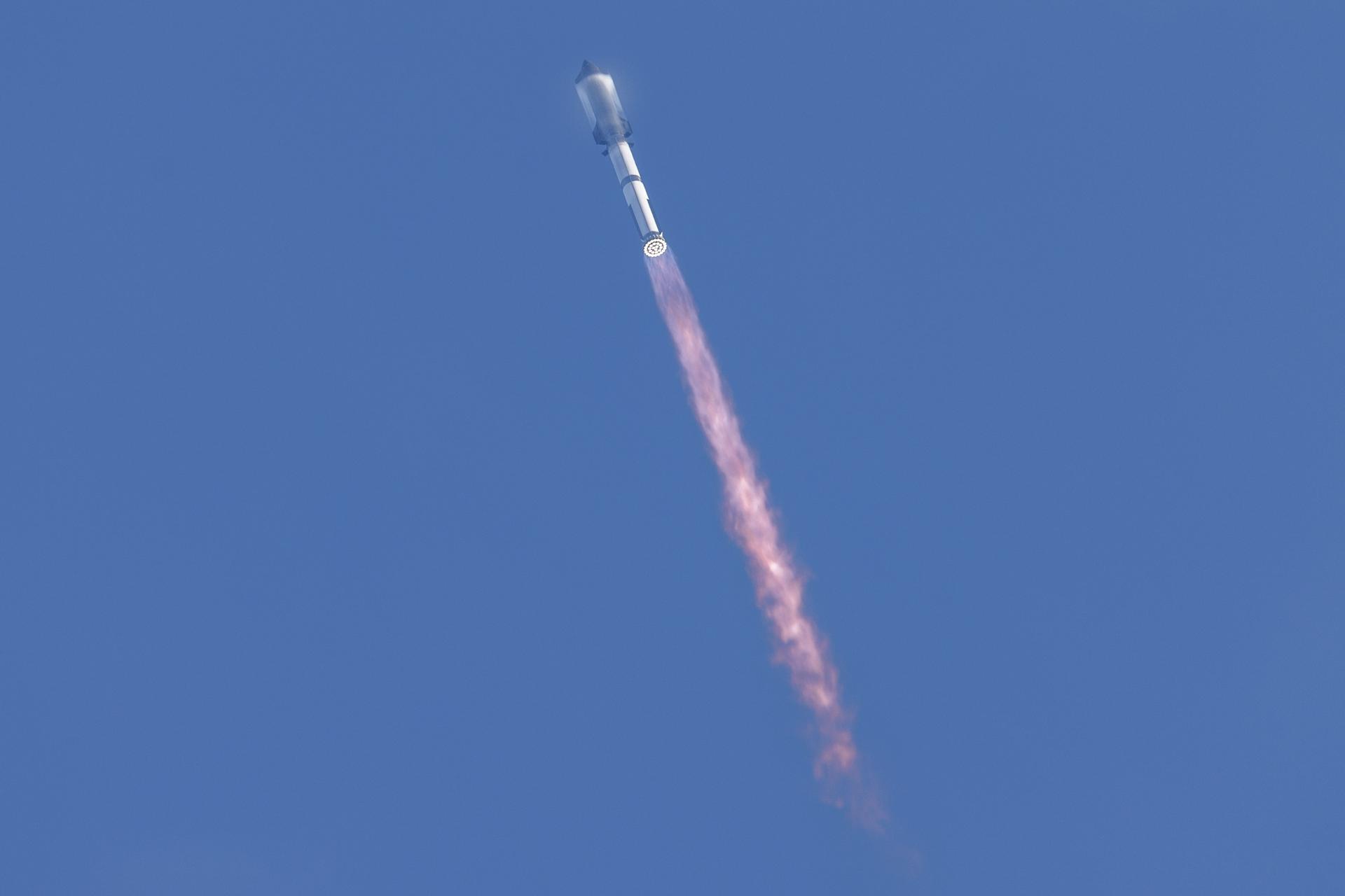 El décimo cohete de prueba Starship de SpaceX despega desde las instalaciones de Starbase, visto desde South Padre Island, Texas, EE. UU. EFE/EPA/MICHAEL GONZALEZ