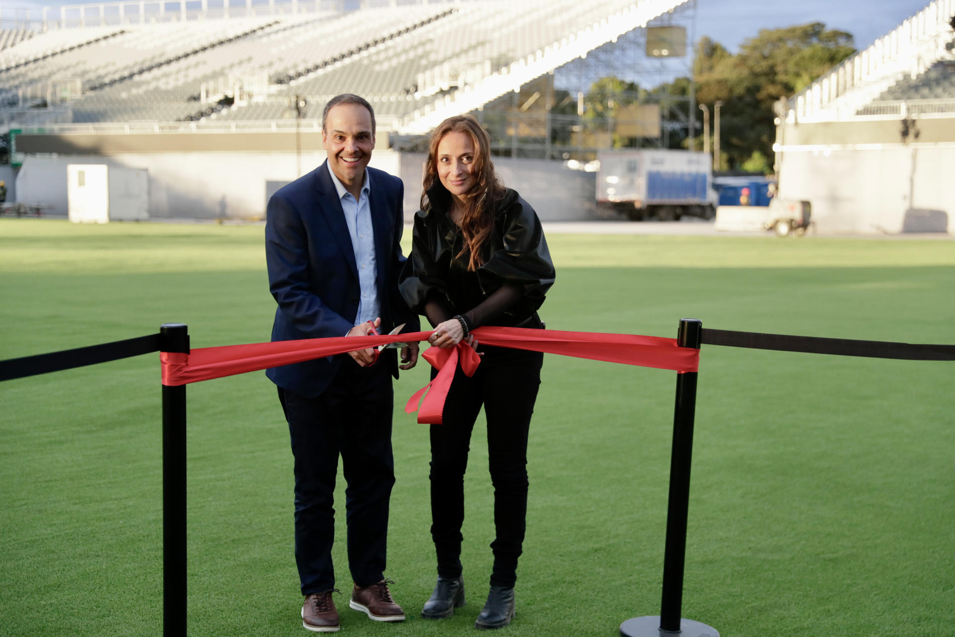El presidente de Claro Colombia, Rodrigo de Gusmao (i), y la CEO de Ocesa, Luz Ángela Castro, cortan la cinta de inauguraciónd en la apertura del nuevo centro de eventos Vive Claro, distrito cultural este jueves, en Bogotá (Colombia). EFE/ Carlos Ortega
