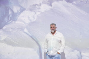 El cineasta y científico Luc Jacquet fusiona cine y ciencia en 'Antarctica Experience', un viaje inmersivo al Polo Sur a través de imágenes que reflexionan sobre la conexión con la belleza del mundo, "el primer paso hacia una relación más pacífica con la naturaleza", pues, asegura el documentalista francés en una entrevista con EFE, "contemplar la belleza del mundo es un acto político". EFE/Alejandro García
