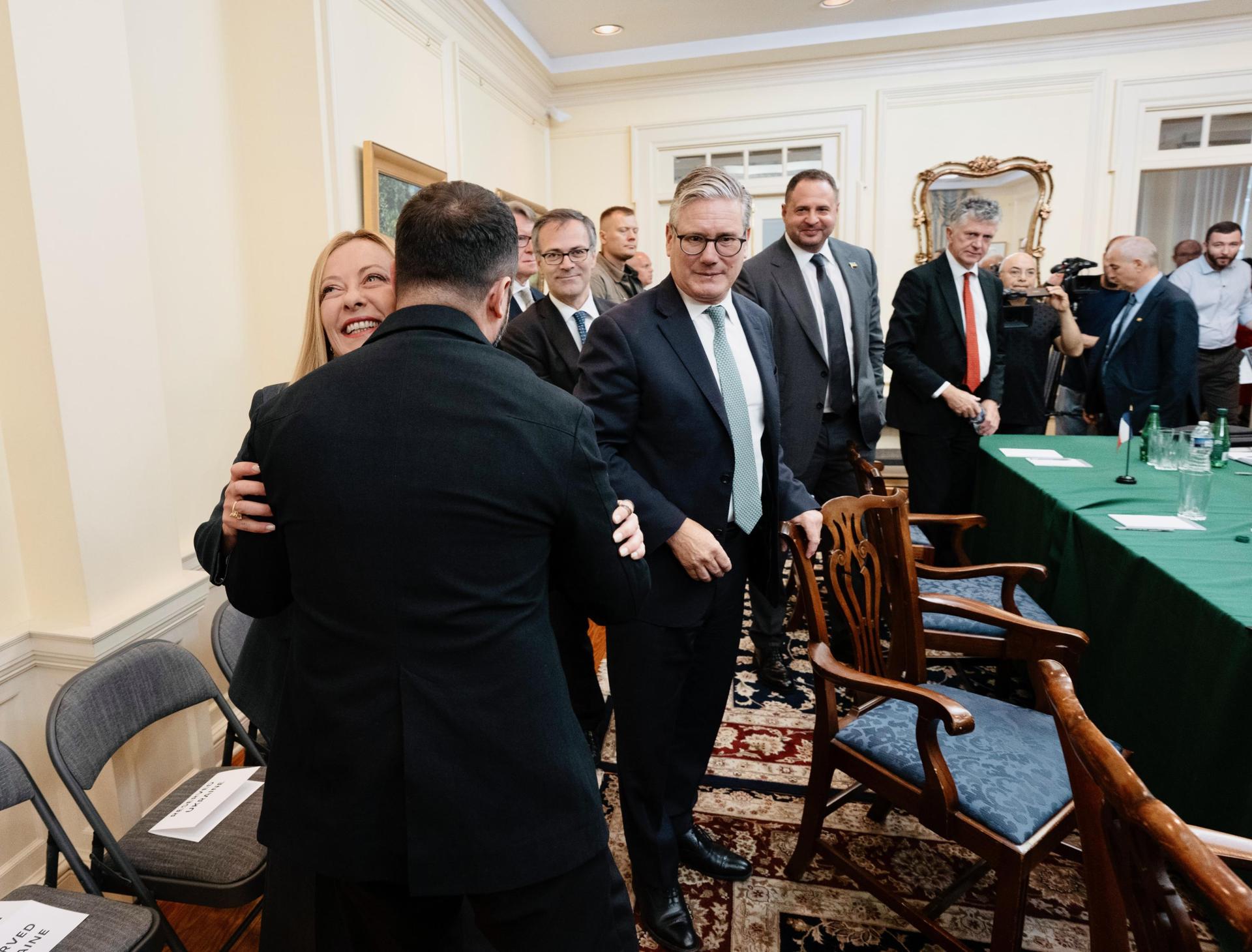 Una foto proporcionada por la Oficina de Prensa del Palacio Chigi muestra a la primera ministra italiana, Giorgia Meloni (i), y al primer ministro británico, Keir Starmer (centro), asistiendo a una reunión con el presidente ucraniano, Volodímir Zelenski, en la Embajada de Ucrania en Washington. EFE/EPA/FILIPPO ATTILI /CHIGI PALACE PRESS OFFICE
