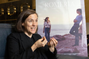 La directora Carla Simón charla en una entrevista con EFE sobre 'Romería', película que se preestrena en Vigo ante una gran expectación tras su rodaje el pasado verano en la misma ciudad. EFE / Salvador Sas