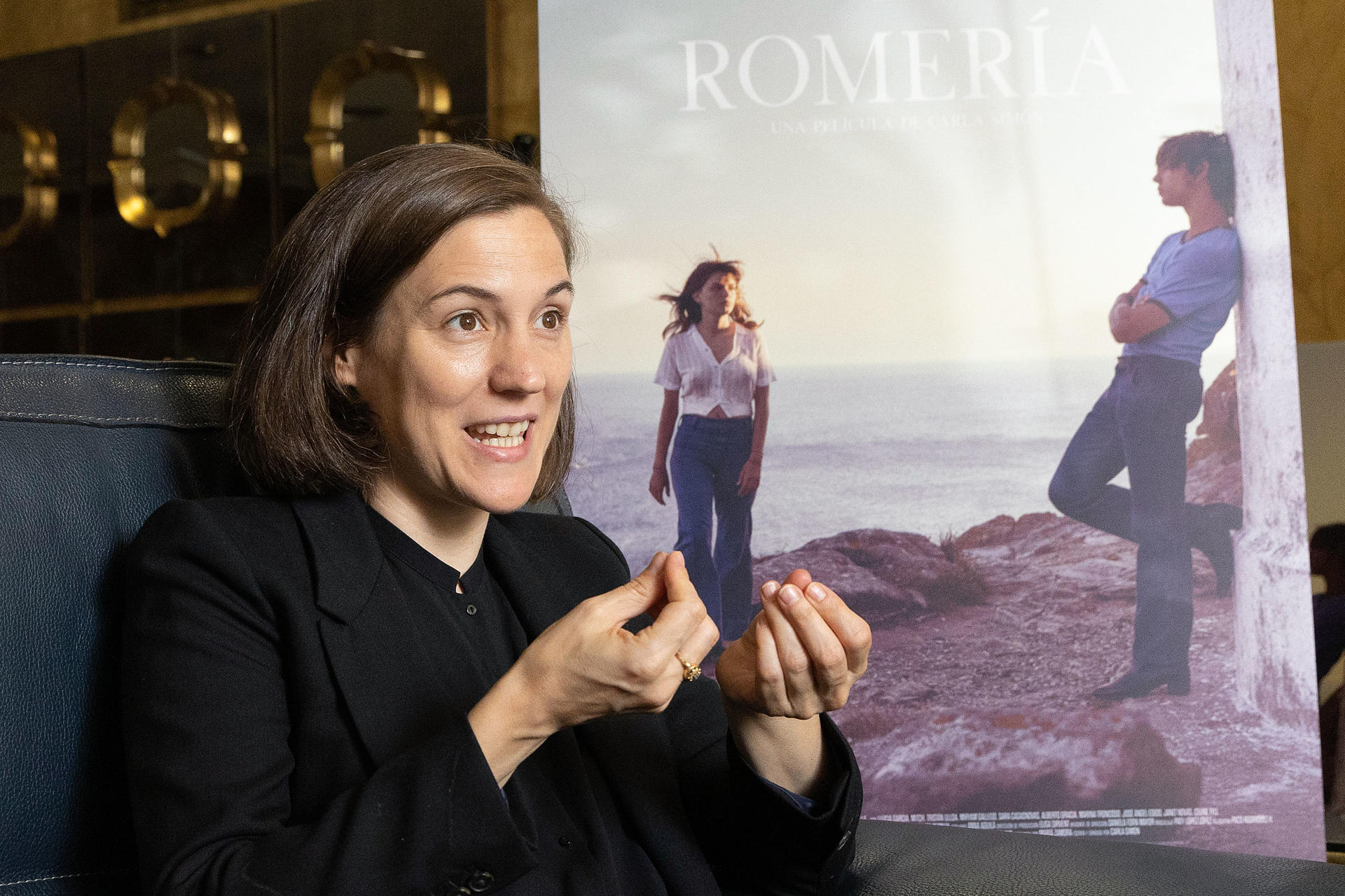 La directora Carla Simón charla en una entrevista con EFE sobre 'Romería', película que se preestrena en Vigo ante una gran expectación tras su rodaje el pasado verano en la misma ciudad. EFE / Salvador Sas