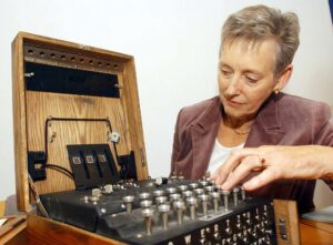 Foto archivo. Stella Rimington, observa una máquina decodificadora 'Enigma' en la Oficina de Registros Públicos de Kew, Londres, EPA PHOTO/PA/STEFAN ROUSSEAU/UK OUT/[UK OUT ]