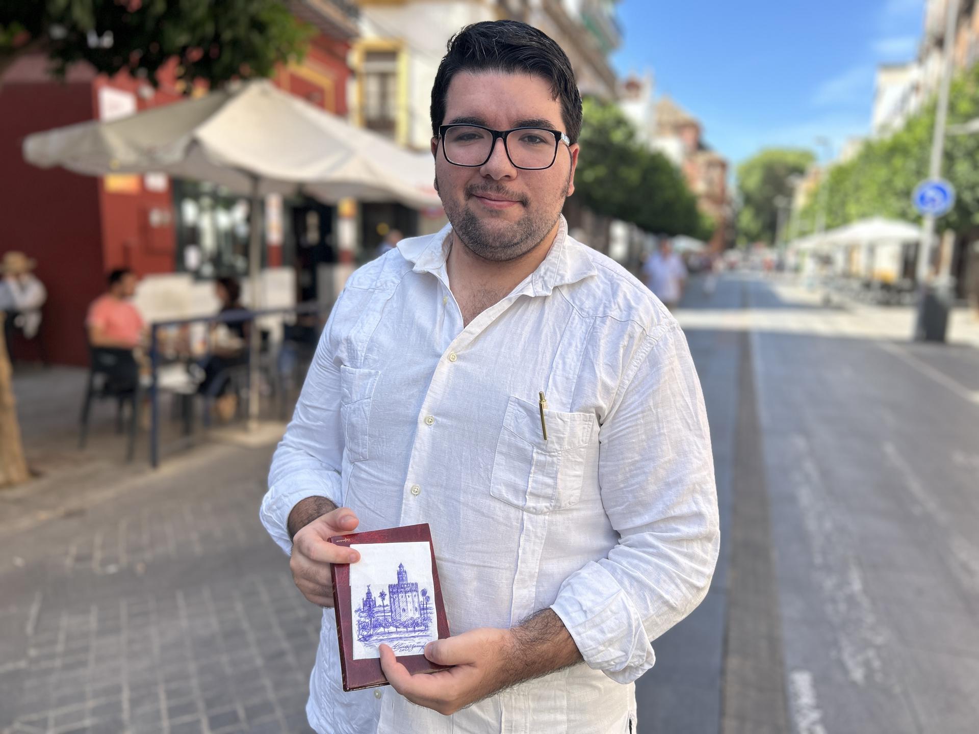 Manuel Barragán, un joven sevillano de 23 años, se ha hecho famoso en los últimos días por realizar obras de arte en servilletas de los bares de su ciudad, unos dibujos que realiza en poco más de diez minutos y siempre a bolígrafo. EFE/Fermín Cabanillas
