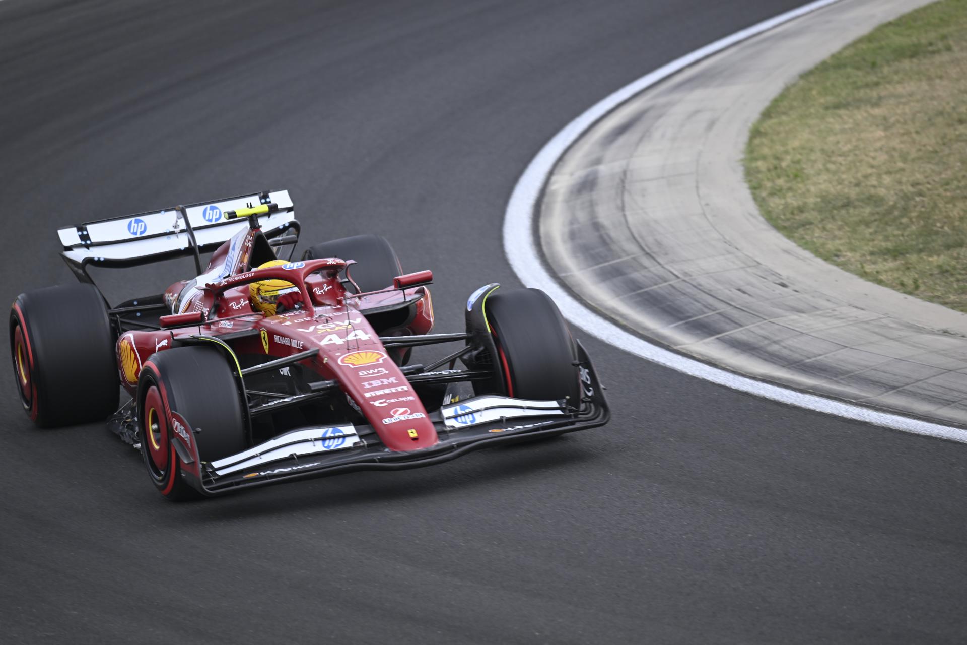 El británico Lewis Hamilton, siete veces campeón del mundo y actual piloto de Ferrari, se mostró muy disgustado tras caer eliminado en la Q2 del Gran Premio de Hungría y firmar una duodécima plaza que contrasta con la 'pole' conquistada por su compañero Charles Leclerc. EFE/EPA/Boglarka Bodnar
