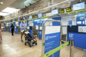 Imagen de archivo de pasajeros en los mostradores de Air Europa en el aeropuerto Adolfo Suárez-Barajas en Madrid. EFE/ Fernando Villar