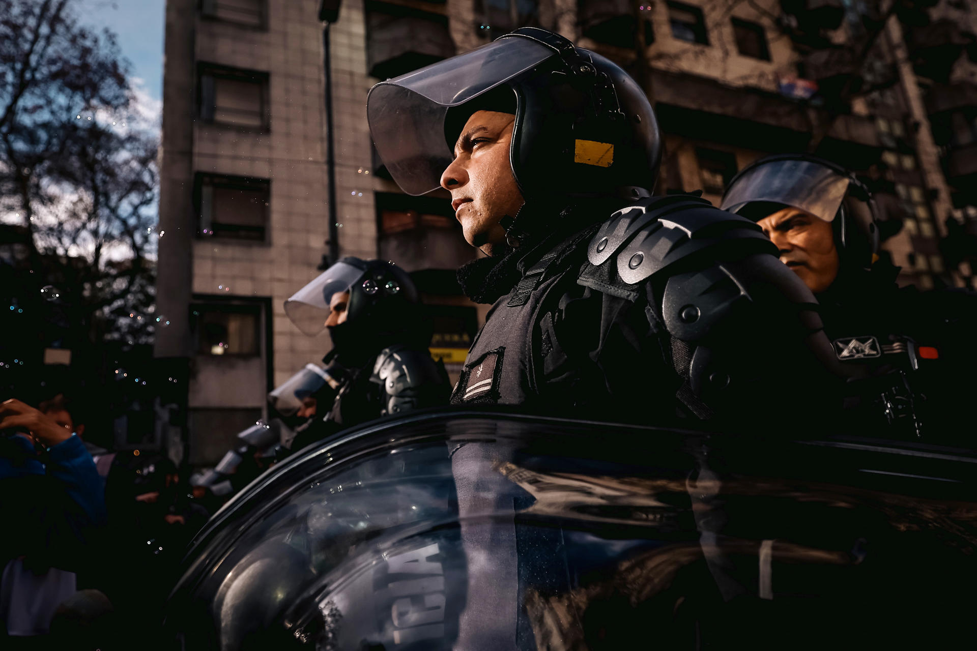 Integrantes de la Policía de Argentina reaccionan durante una manifestación este miércoles, en Buenos Aires (Argentina). EFE/ Juan Ignacio Roncoroni
