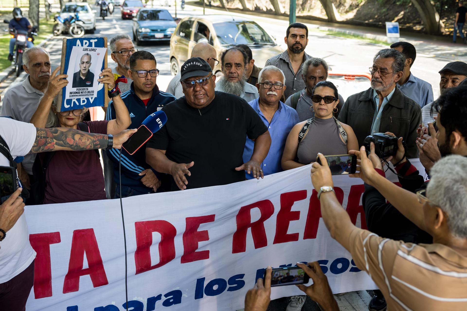El presidente del sindicato de trabajadores de la Universidad central de Venezuela, Eduardo Sanchez (c), habla durante una rueda de prensa este jueves, en Caracas (Venezuela). EFE/ Miguel Gutiérrez
