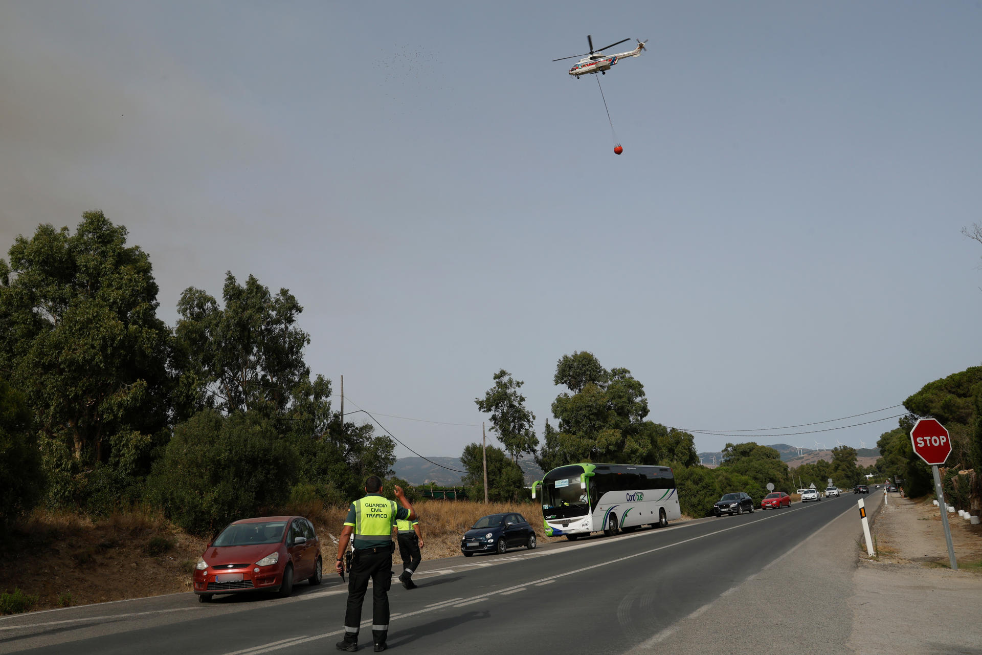 Un incendio forestal declarado en el paraje de La Peña, en Tarifa (Cádiz), ha provocado el corte de la N-340 en ambos sentidos cerca de un campin que está siendo desalojado. EFE/A.Carrasco Ragel.