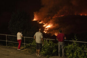 Vista de la aldea de As Chás, Oímbra (Ourense), durante el incendio forestal que permanece activo. EFE/Brais Lorenzo
