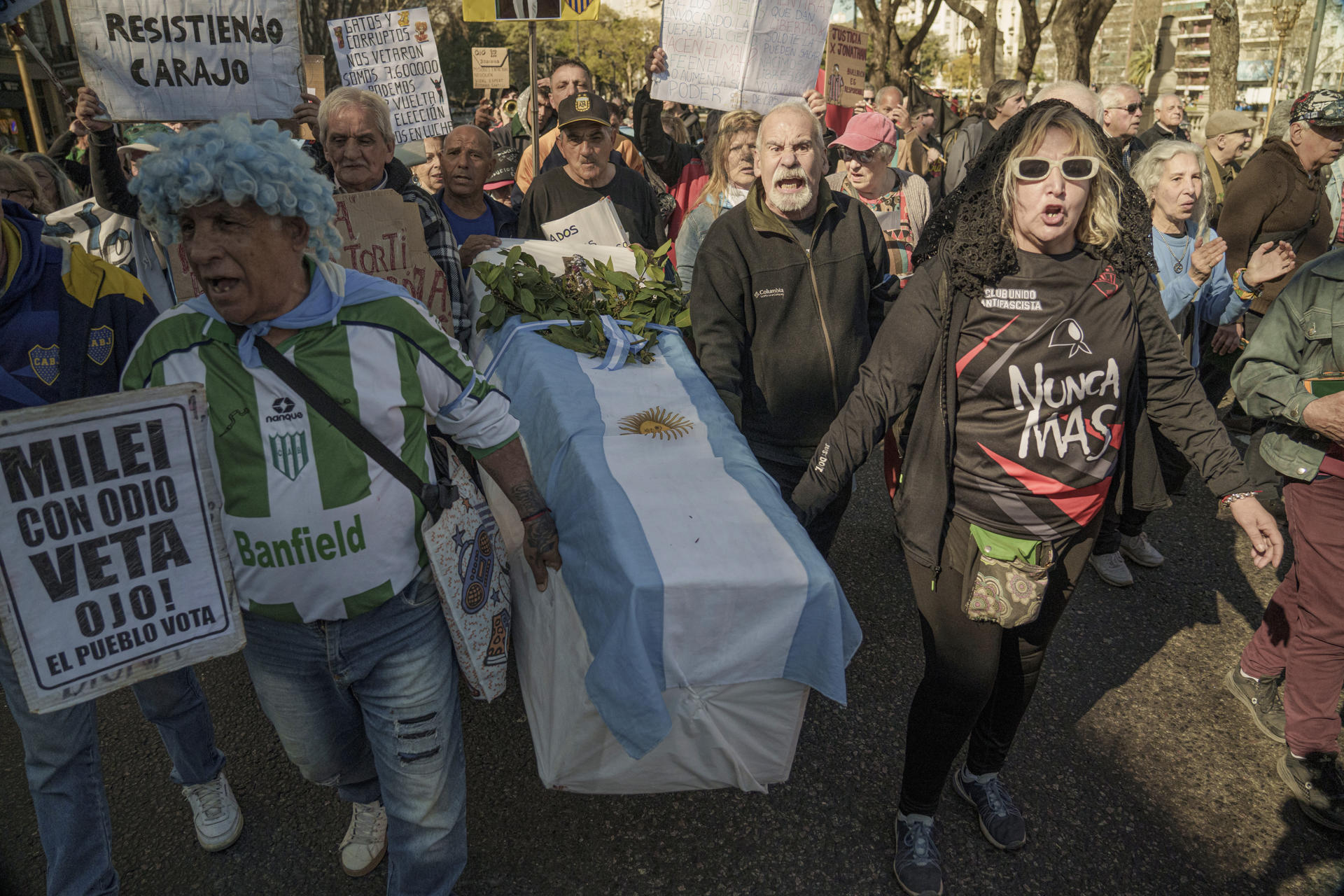 Jubilados sostienen un ataúd cubierto con la bandera argentina durante una manifestación este 27 de agosto de 2025 en Plaza Congreso, en Buenos Aires (Argentina). EFE/ Pablo Barrera
