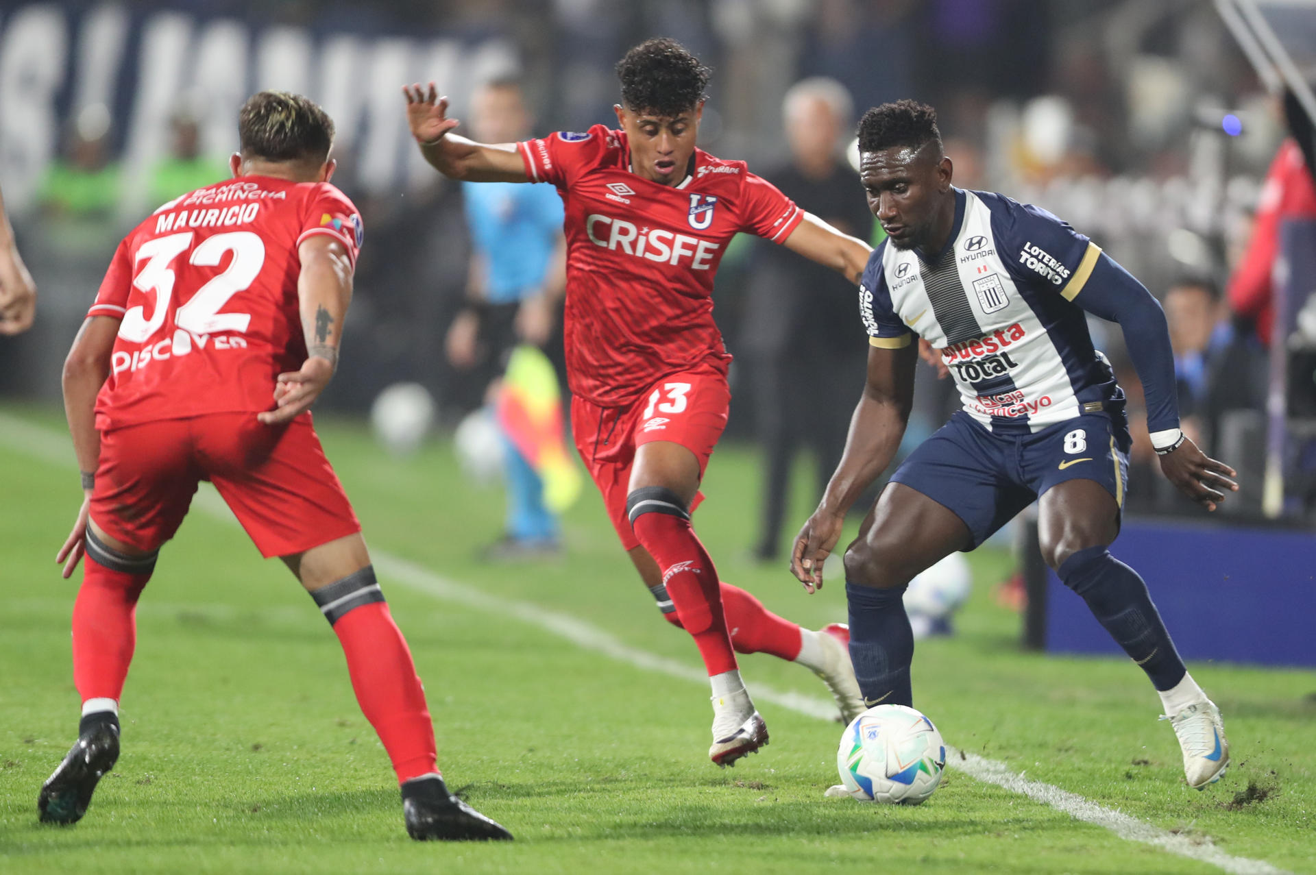 Erick Castillo (d) de Alianza disputa el balón con Daykol Romero (c) de Católica este miércoles, en un partido de los octavos de final de la Copa Sudamericana entre Alianza Lima y Universidad Católica en el estadio Alejandro Villanueva, en Lima (Perú). EFE/ Paolo Aguilar
