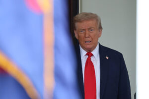 El presidente de Estados Unidos, Donald Trump, fue captado este lunes, 18 de agosto, después de reunirse con su homólogo ucraniano, Volodímir Zelenski, y varios líderes europeos para tratar de avanzar hacia la paz en Ucrania, en la Casa Blanca, en Washington DC (EE.UU.). EFE/Octavio Guzmán