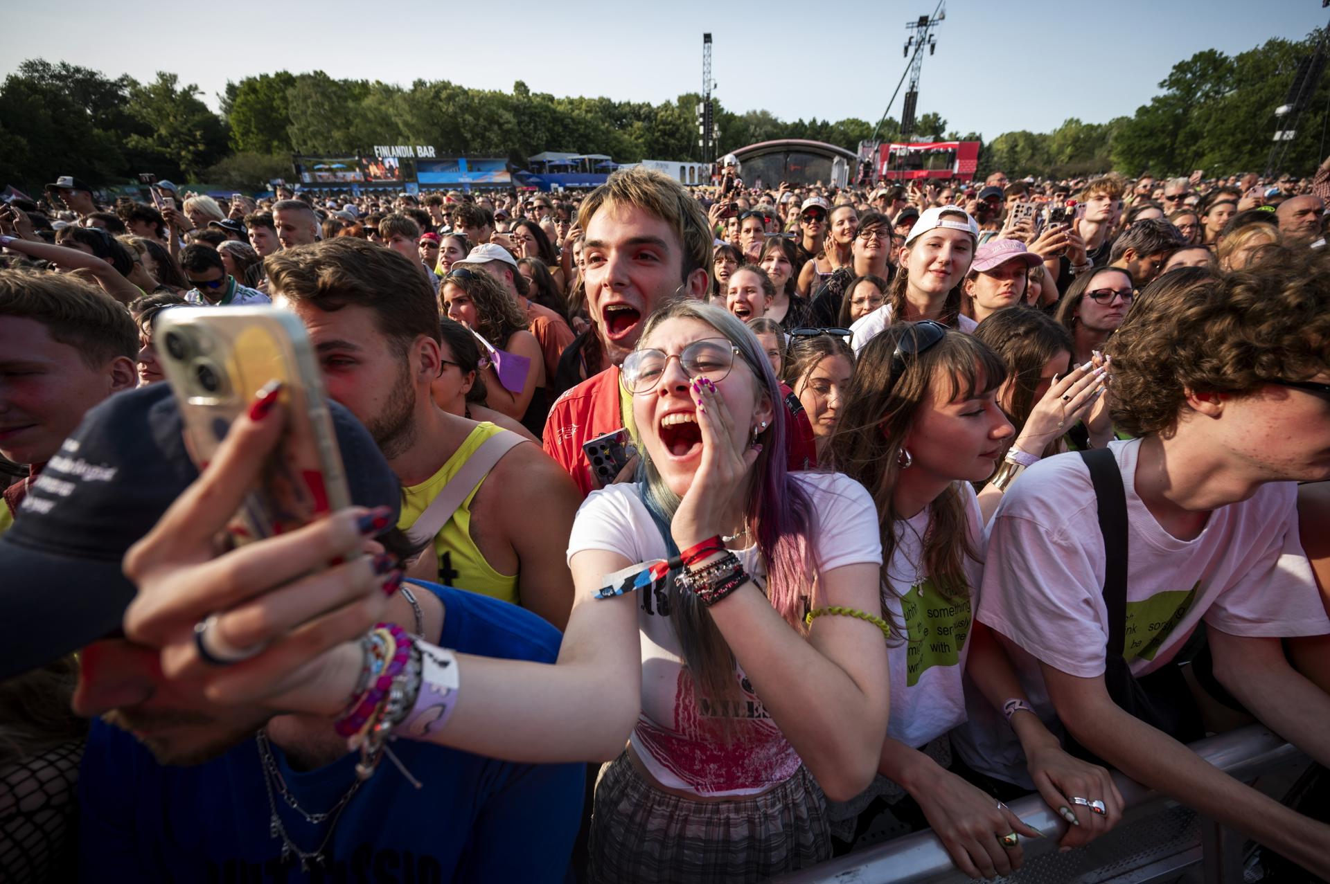 Los asistentes al festival asisten al concierto del grupo femenino surcoreano Kiss of Life en el 31.º Festival Sziget (Isla) en Shipyard Island, Budapest, Hungría, el 6 de agosto de 2025, en el día de apertura. (Hungría) EFE/EPA/ZOLTAN BALOGH HUNGARY OUT
