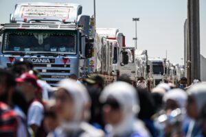 Camiones cargados con ayuda humanitaria con destino a la Franja de Gaza esperan en la puerta fronteriza de Rafah, entre Egipto y la Franja de Gaza, Rafah, Gobernación de Sinaí del Norte, Egipto, 6 de agosto de 2025. (Egipto) EFE/EPA/MOHAMED HOSSAM