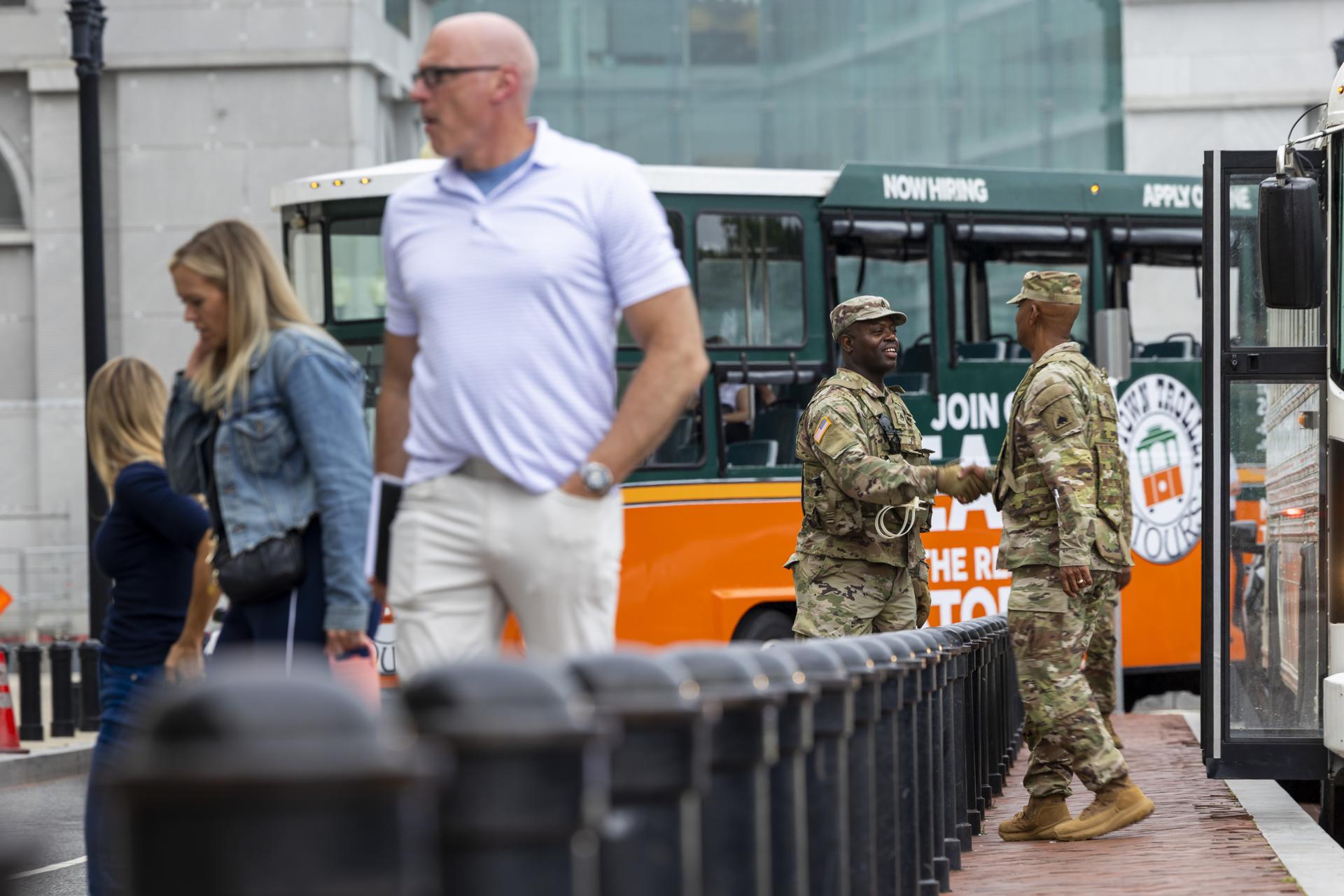Miembros de la Guardia Nacional patrullan la estación Union Station en Washington D. C., EE. UU., el 18 de agosto de 2025. . EFE/SHAWN THEW