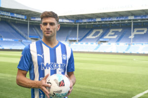 El jugador de fútbol argentino Lucas Boyé, durante la presentación este lunes en Mendizorroza como nuevo jugador del Deportivo Alavés. EFE/ L. Rico