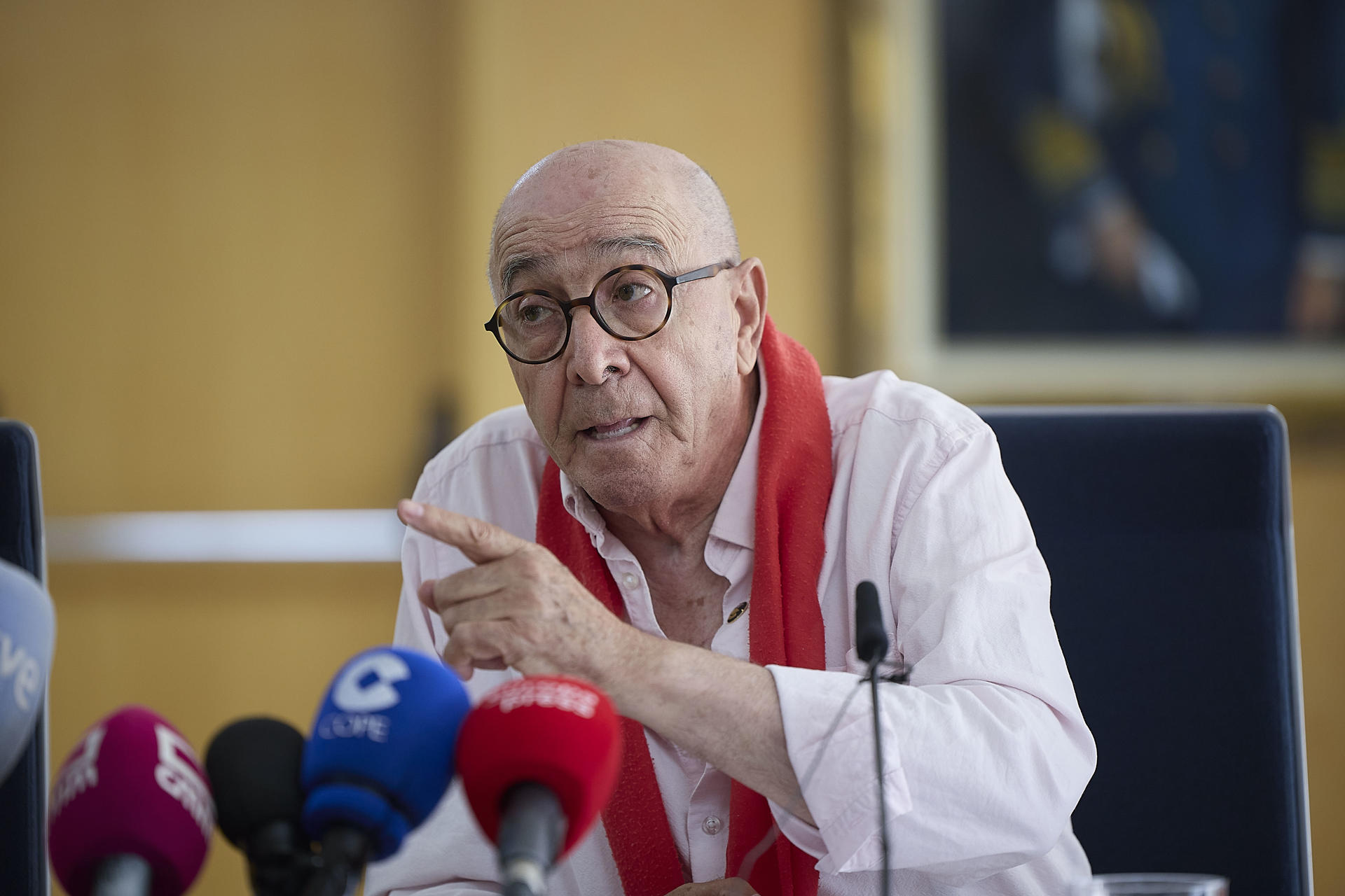 El alcalde de Noblejas, Agustín Jiménez Crespo, que ha iniciado una huelga de hambre indefinida para reclamar la construcción de un instituto de educación secundaria en la localidad, durante la rueda de prensa que ofreció este martes. EFE/Manu Reino
