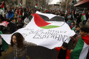 Personas participan en la manifestación 'La Marcha de las Ollas Vacías', convocada por la Comunidad Palestina en Chile este sábado, en Santiago (Chile). EFE/ Elvis González
