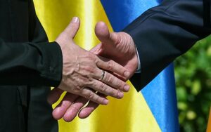 El canciller alemán Friedrich Merz (R) da la bienvenida al presidente ucraniano Volodymyr Zelensky frente a la Cancillería en Berlín, Alemania, 13 de agosto de 2025. (Alemania, Ucrania) EFE/EPA/FILIP SINGER / POOL / POOL