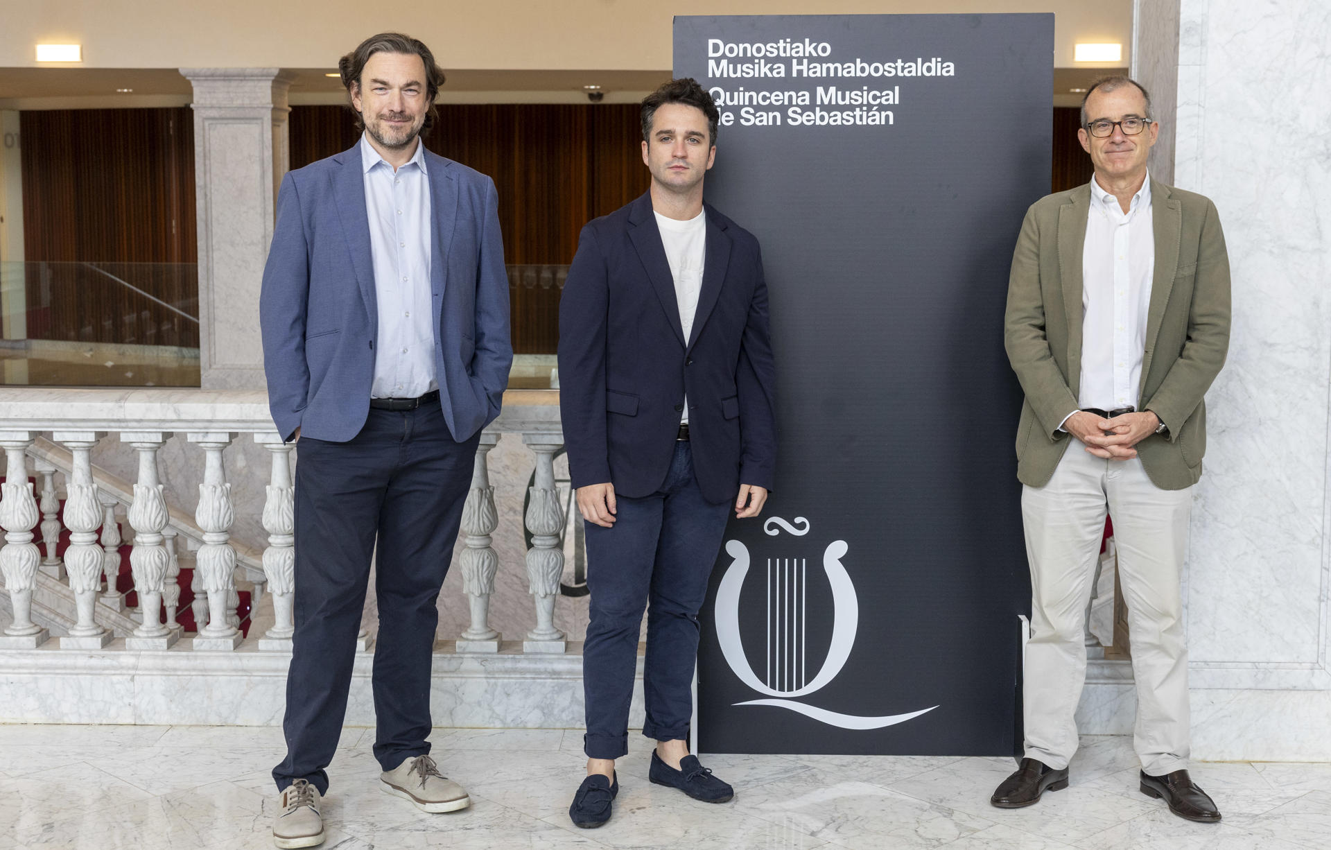 El tenor donostiarra Xabier Anduaga (c), el pianista Maciej Pikulski (i) y el director de la Quincena Musical de San Sebastián, Patrick Alfaya, ha presentado este martes el concierto que ofrecerán en la 86 edición de este ciclo. EFE/Javier Etxezarreta