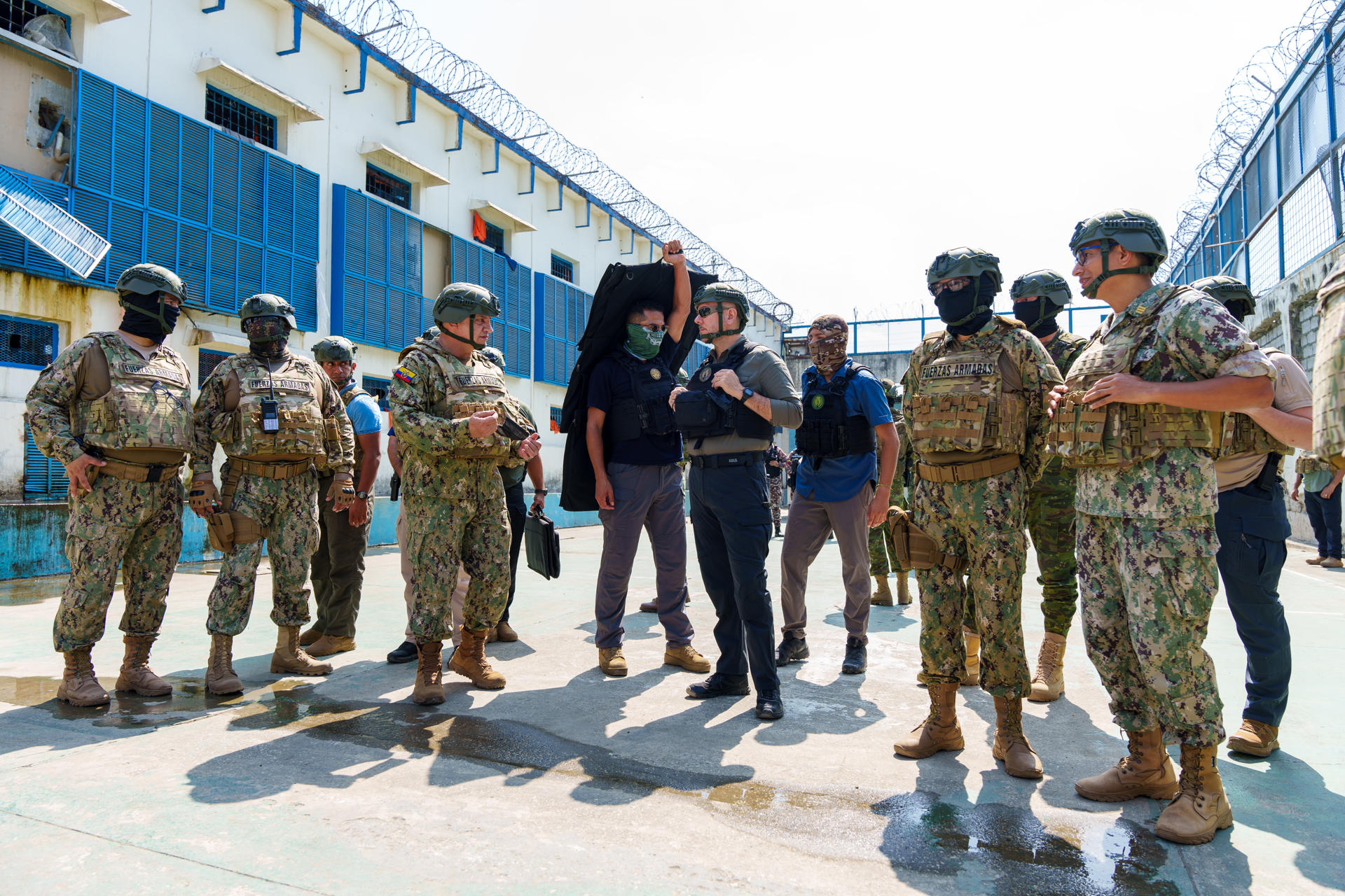 El ministro de Defensa de Ecuador, Gian Carlo Loffredo (c), habla con integrantes de las Fuerzas Armadas este 31 de agosto de 2025, en Guayaquil (Ecuador). EFE/Mauricio Torres