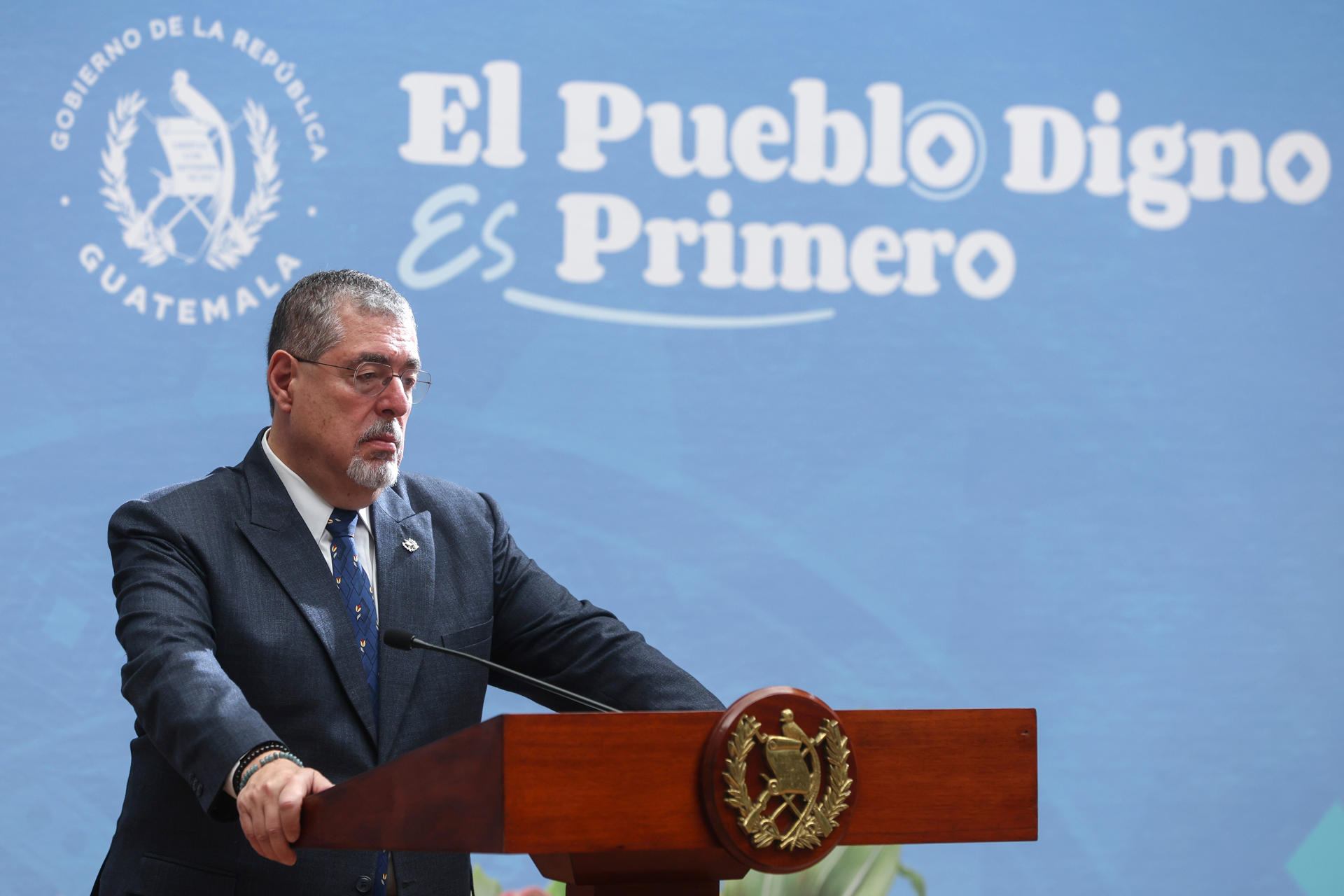 El presidente de Guatemala, Bernardo Arévalo de León, habla en una rueda de prensa este lunes, en el Palacio Nacional de la Cultura, en Ciudad de Guatemala (Guatemala). EFE/ Mariano Macz