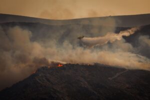 Un avión lucha contra el fuego en el Parque Natural do Alvao, Vila Real, Portugal, el pasado martes. EFE/EPA/PEDRO SARMENTO COSTA