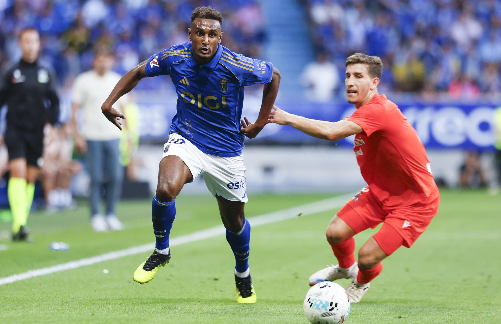 El extremo derecho del Oviedo Haissem Hassan (i) en el partido de LaLiga entre el Real Oviedo y la Real Sociedad, este sábado en el estadio Carlos Tartiere. EFE/Paco Paredes