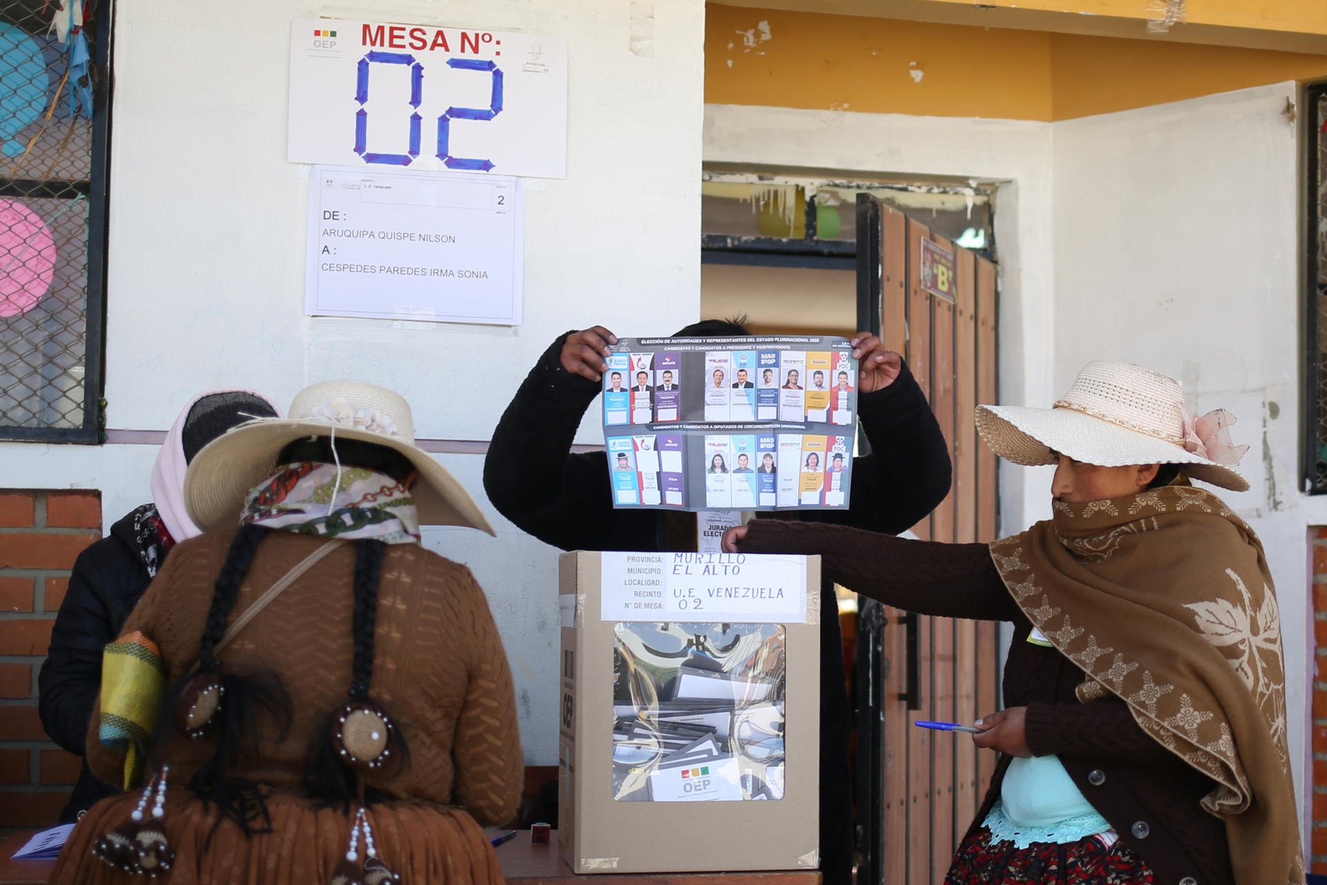 Un jurado muestra un voto sin marcar en las elecciones generales este domingo, en El Alto (Bolivia). EFE/ Luis Gandarillas