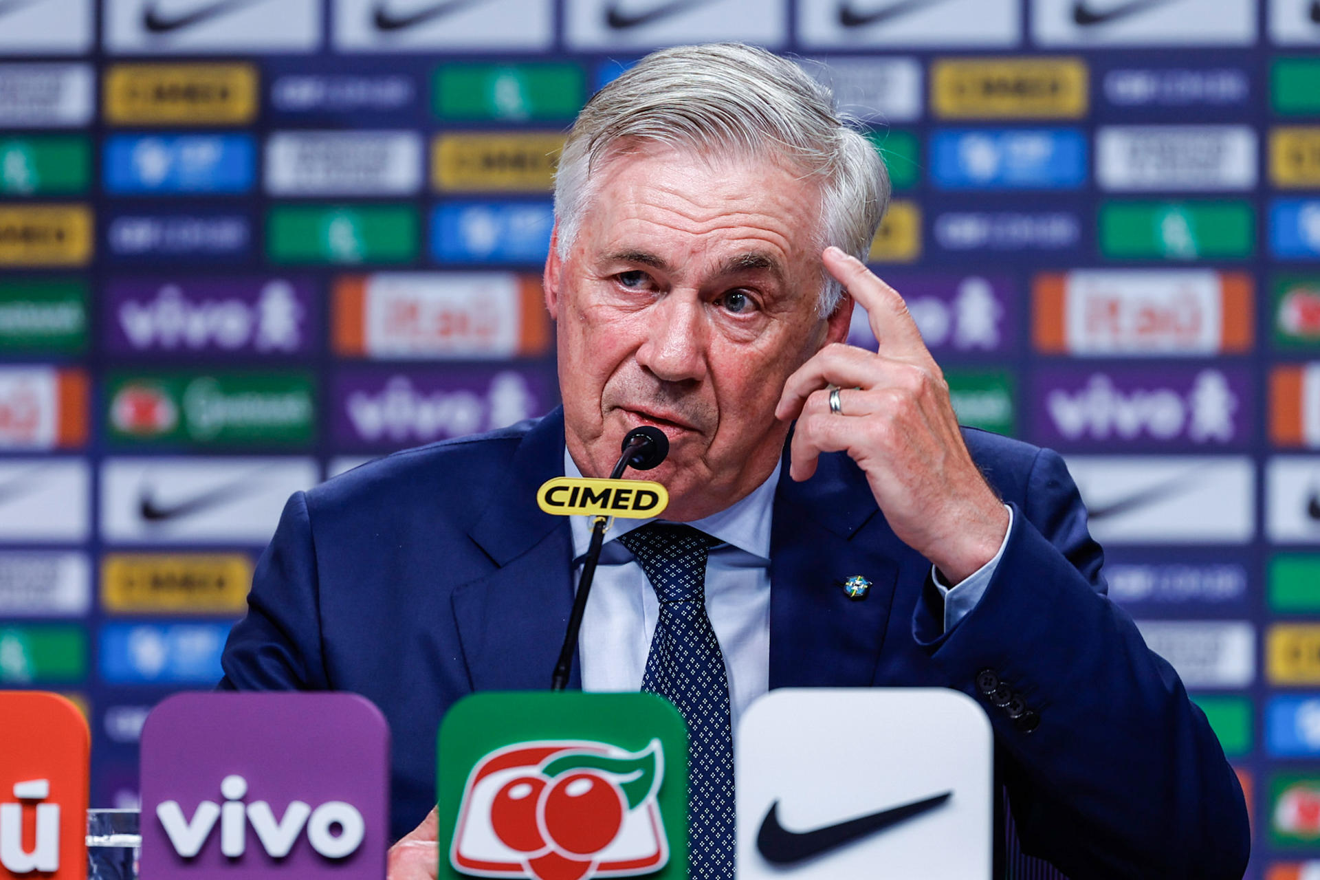 El seleccionador de Brasil, el italiano Carlo Ancelotti, habla durante una rueda de prensa este lunes en la sede de la Confederación Brasileña de Fútbol en Rio de Janeiro. EFE/ Antonio Lacerda
