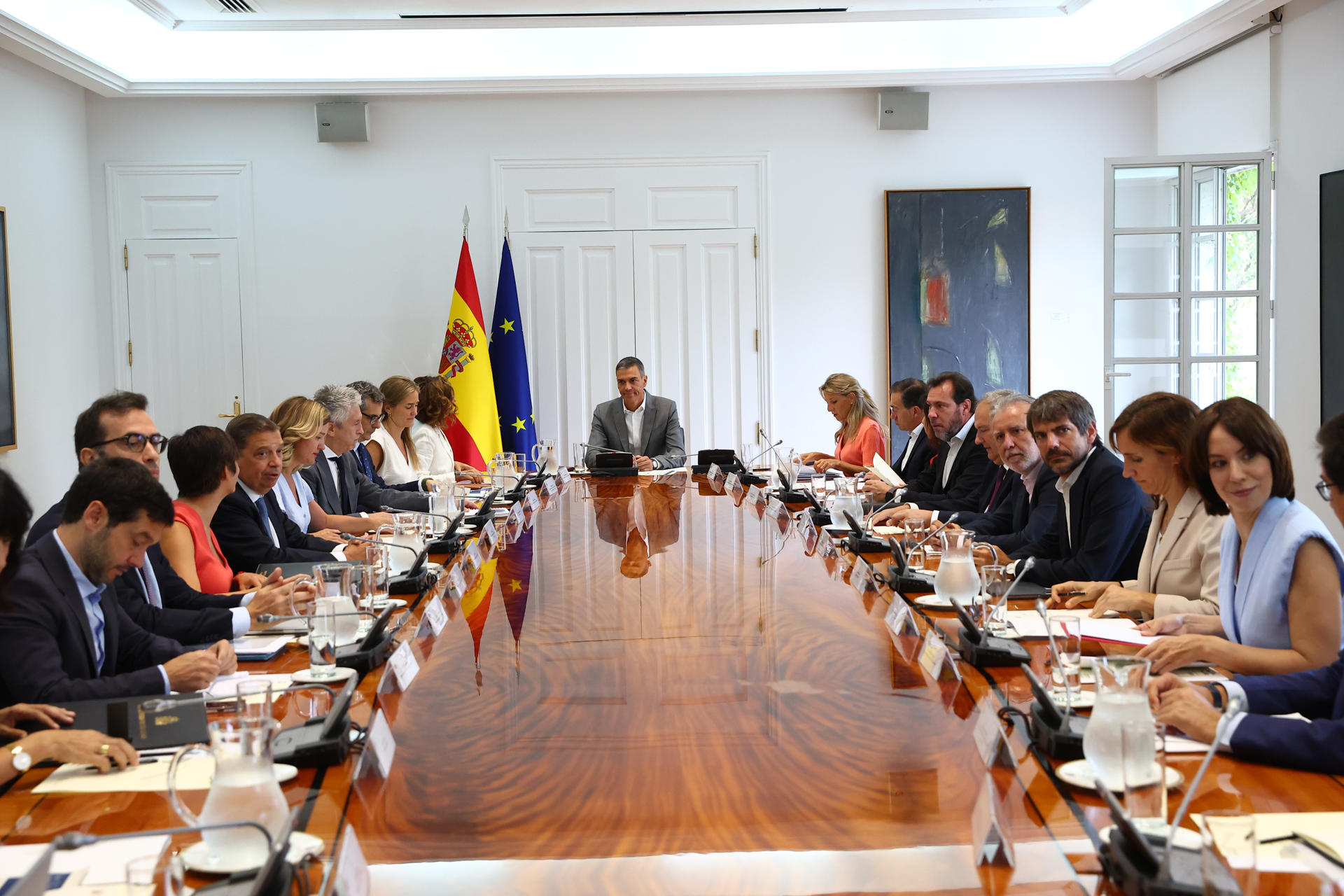 El jefe del Ejecutivo, Pedro Sánchez (c), preside, este martes, la reunión de la Comisión Interministerial para el Cambio Climático y la Transición Energética en el complejo del Palacio de la Moncloa, en Madrid. EFE/ Fernando Calvo/Pool Moncloa SOLO USO EDITORIAL/SOLO DISPONIBLE PARA ILUSTRAR LA NOTICIA QUE ACOMPAÑA (CRÉDITO OBLIGATORIO)