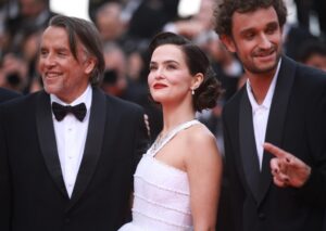 El director de cine Richard Linklater junto a los actores Zoey Deutch y Aubry Dullin en el estreno de 'Nouvelle Vague (New Wave)' en el Festival de Cannes. EFE/EPA/CLEMENS BILAN