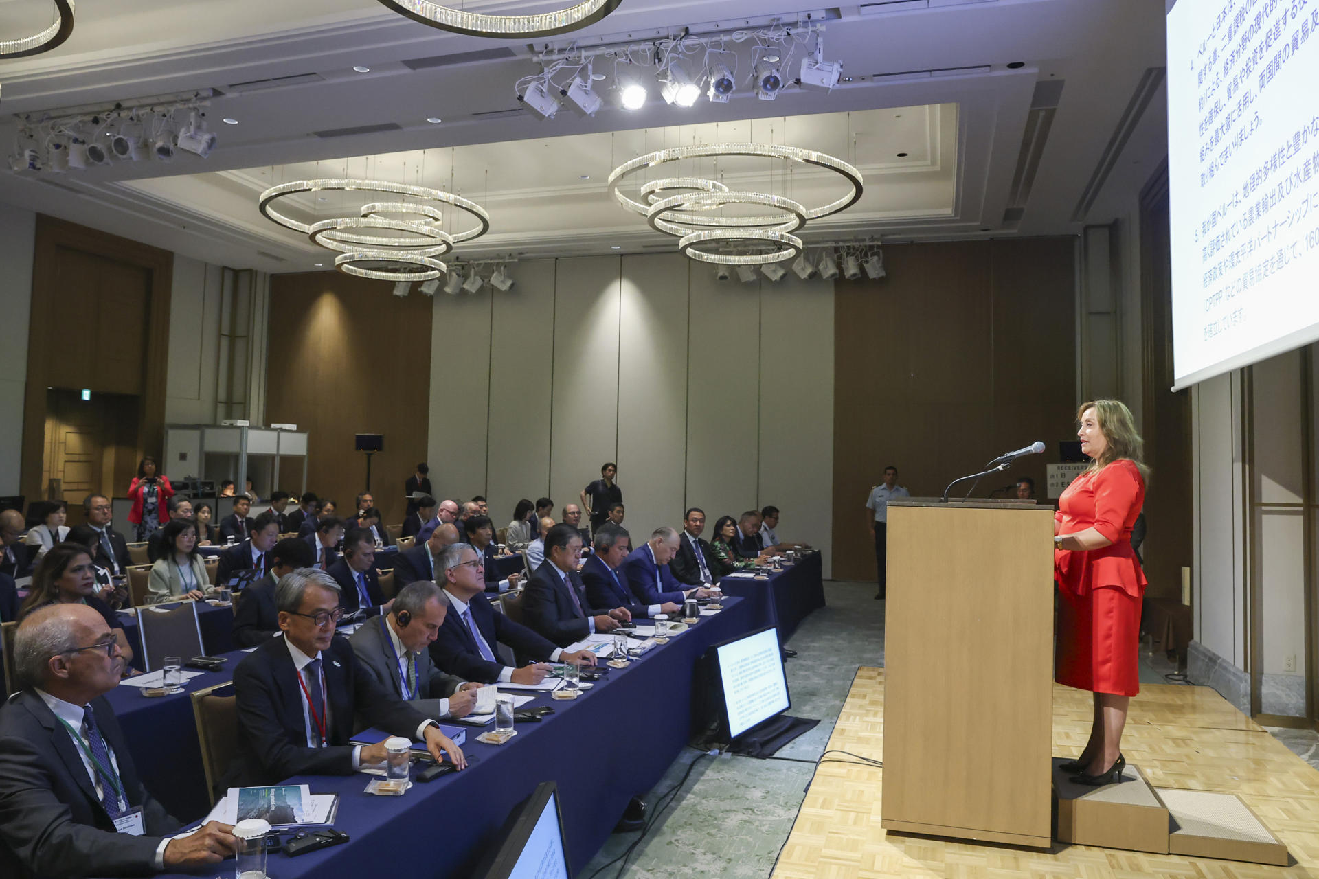 Fotografía cedida este jueves, 7 de agosto, por la Presidencia de Perú de su mandataria, Dina Boluarte (d), al intervenir durante la inauguración de la XVI Reunión del Consejo Empresarial Peruano-Japonés (Cepeja), en Tokio (Japón).EFE/Presidencia de Perú